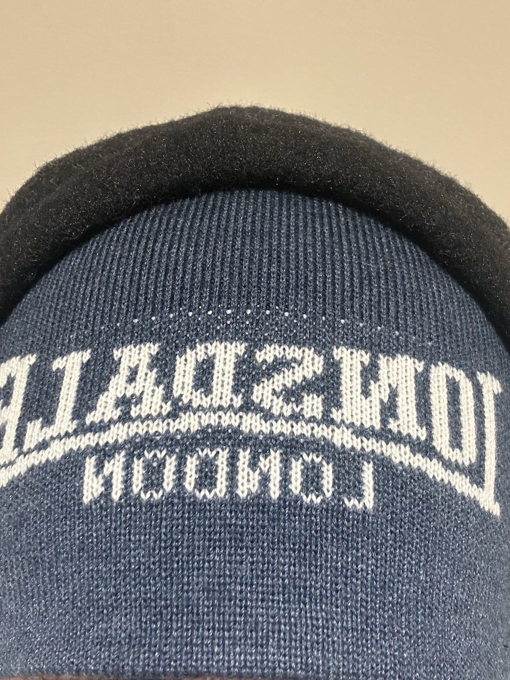 ホワイト系のその他パンツ、イエロー系のパーカー、ホワイト系のワンピースを着用したレディースの冬コーディネートの6枚目の写真