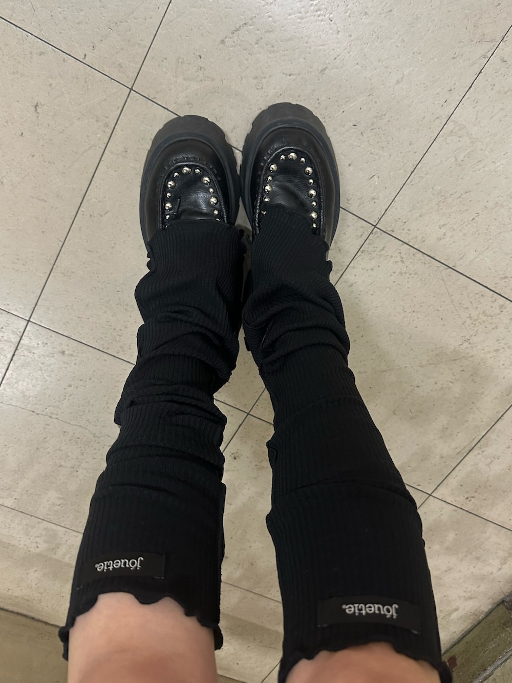 ブルー系のローファー、ブラック系のワンピース、ブラック系のシャツ/ブラウスを着用したレディースの春コーディネートの8枚目の写真