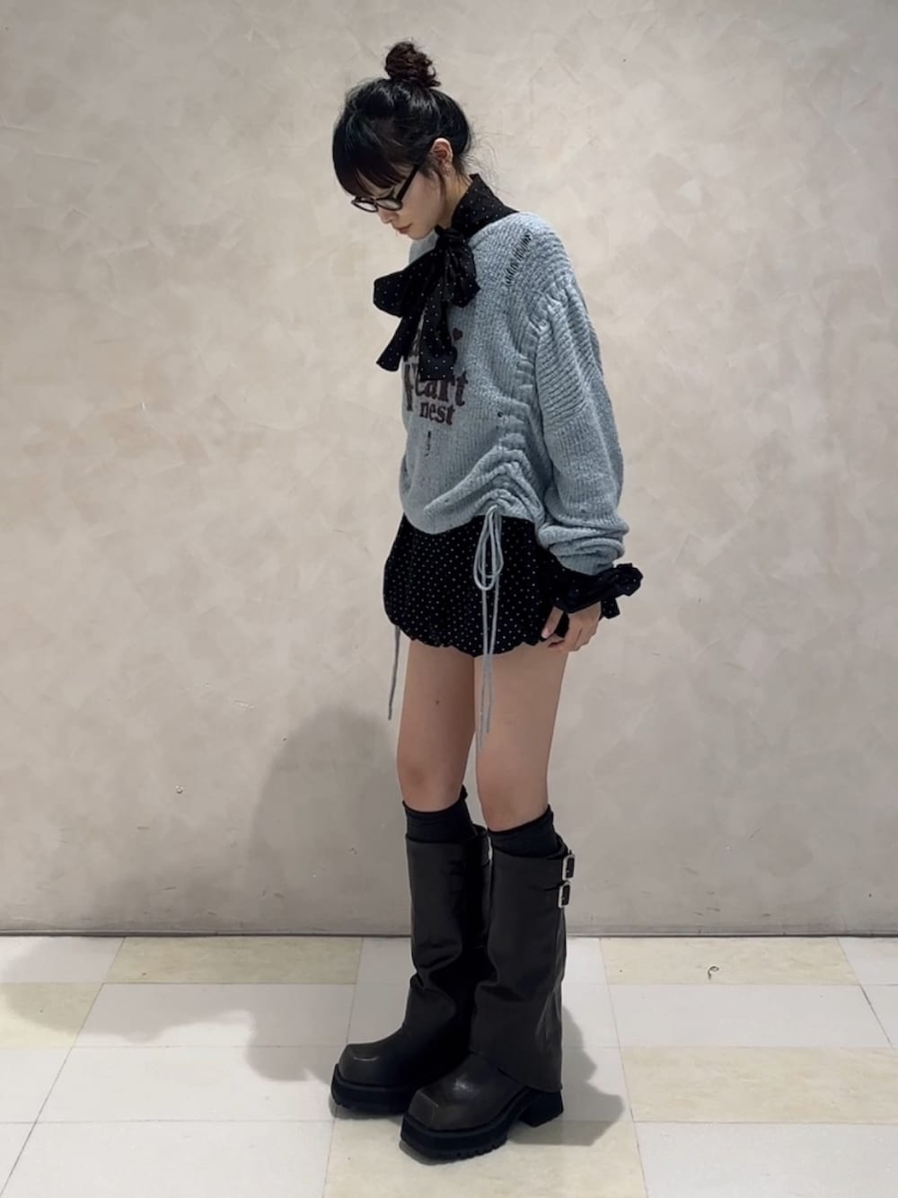 ブラック系のブーツ、ブルー系のニット/セーター、ブルー系のシャツ/ブラウスを着用したレディースの秋コーディネートの3枚目の写真