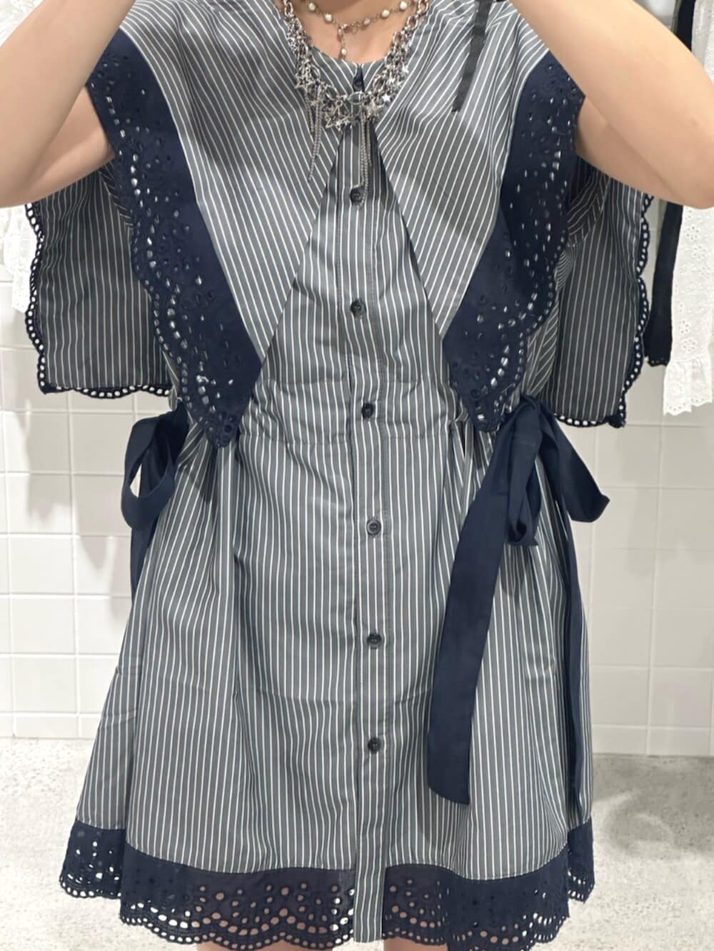 ブルー系のローファー、グレー系のシャツ/ブラウス、シルバー系のネックレスを着用したレディースの夏コーディネートの6枚目の写真