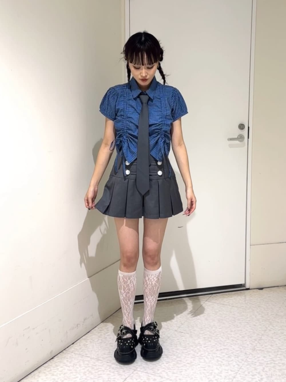 ブラック系のサンダル、グレー系のスカート、ブルー系のシャツ/ブラウスを着用したレディースの夏コーディネートの2枚目の写真
