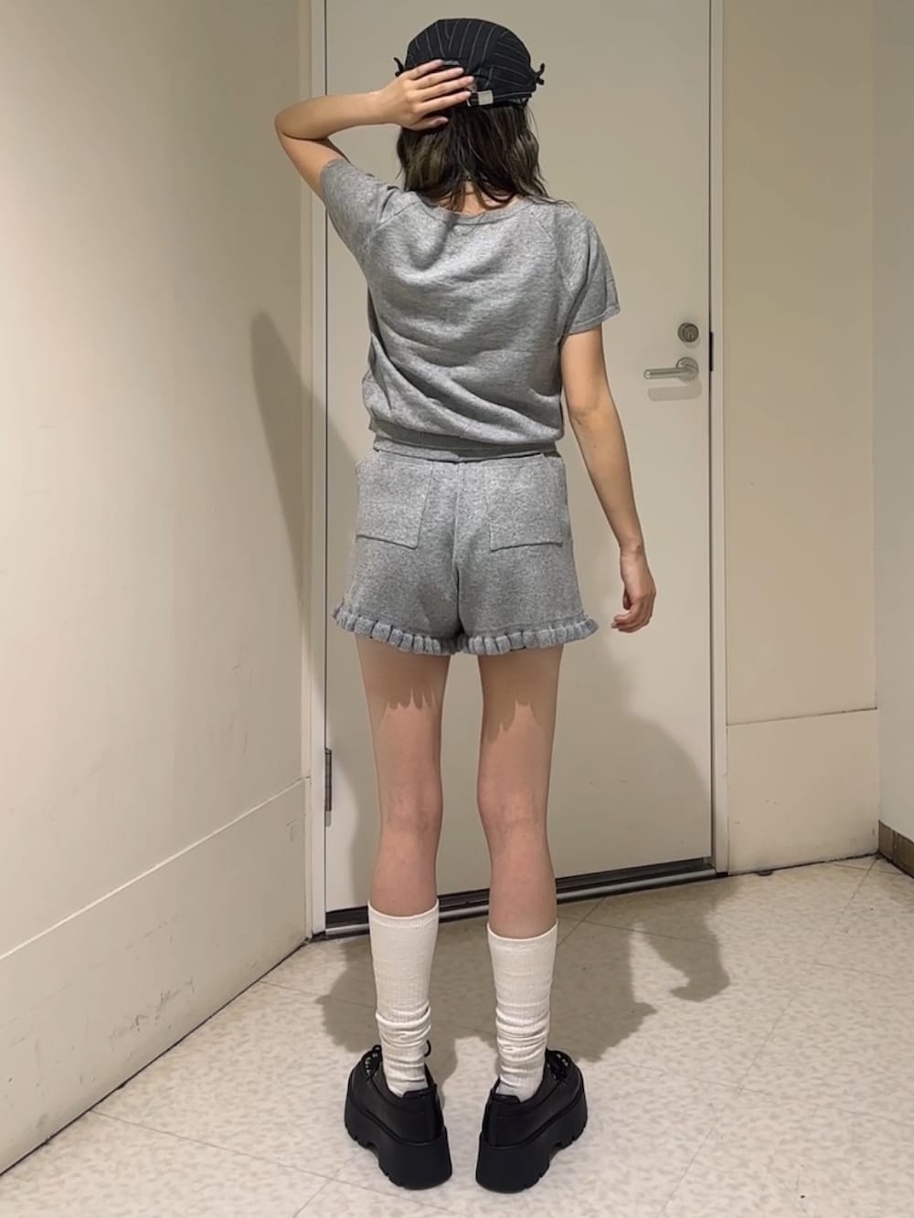 ブルー系のローファー、グレー系のその他パンツ、グレー系のTシャツ/カットソーを着用したレディースの春コーディネートの4枚目の写真