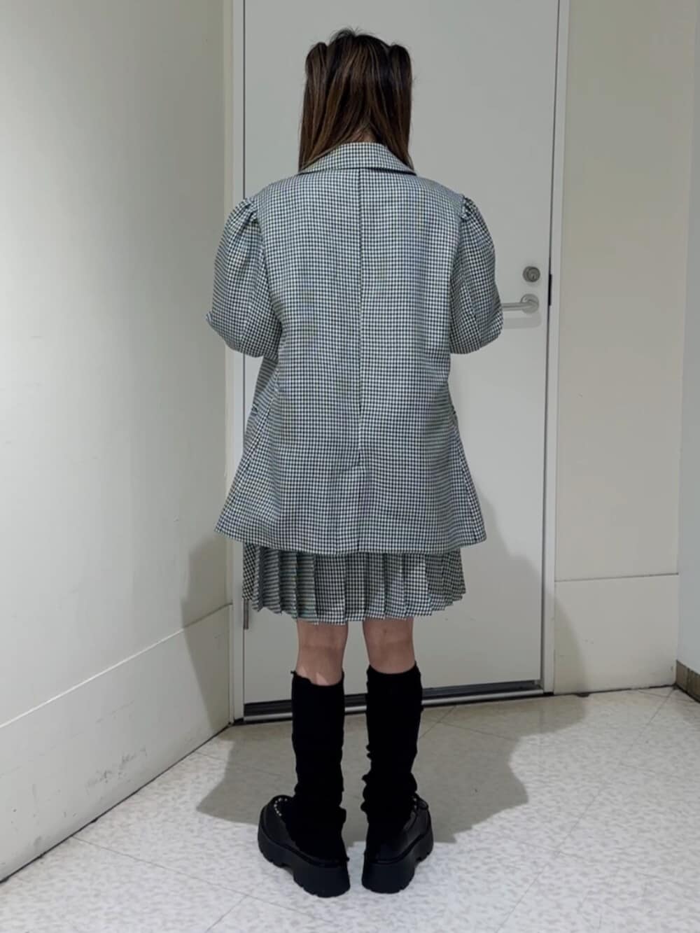 ブルー系のローファー、その他のテーラードジャケット、その他のスカートを着用したレディースの冬コーディネートの4枚目の写真