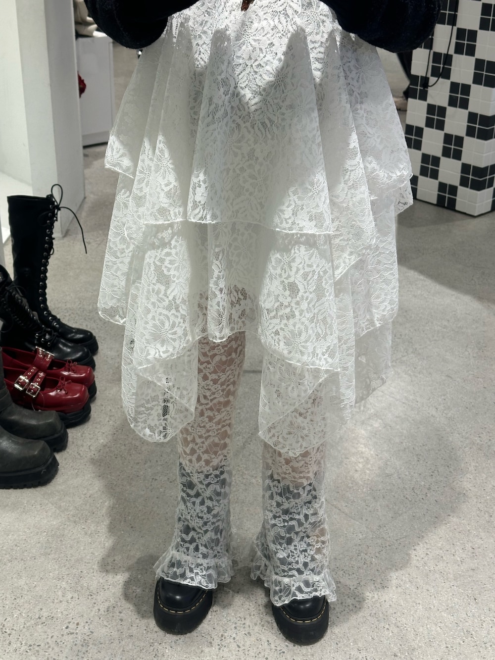 ホワイト系のその他パンツ、イエロー系のパーカー、ホワイト系のワンピースを着用したレディースの冬コーディネートの8枚目の写真