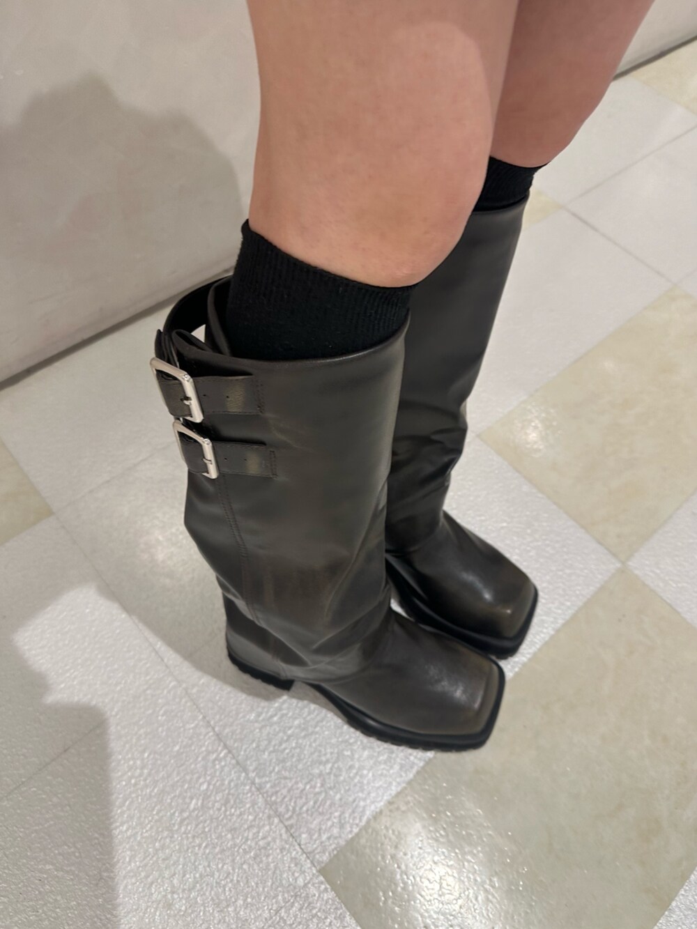 ブラック系のブーツ、ブルー系のデニムパンツ、ホワイト系のTシャツ/カットソーを着用したレディースの秋コーディネートの10枚目の写真