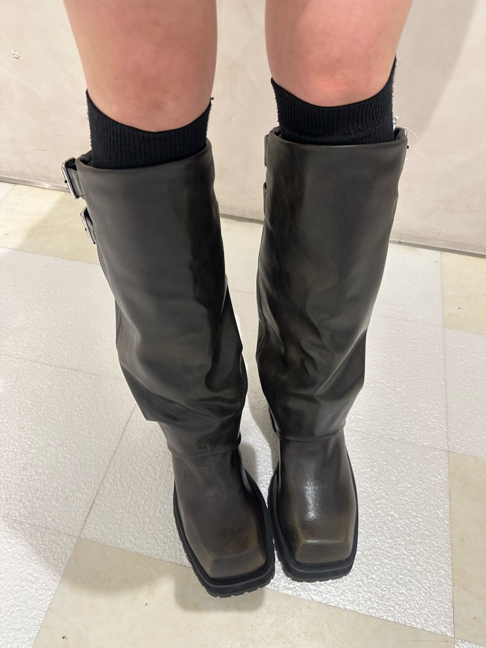 ブラック系のブーツ、ブルー系のデニムパンツ、ホワイト系のTシャツ/カットソーを着用したレディースの秋コーディネートの9枚目の写真