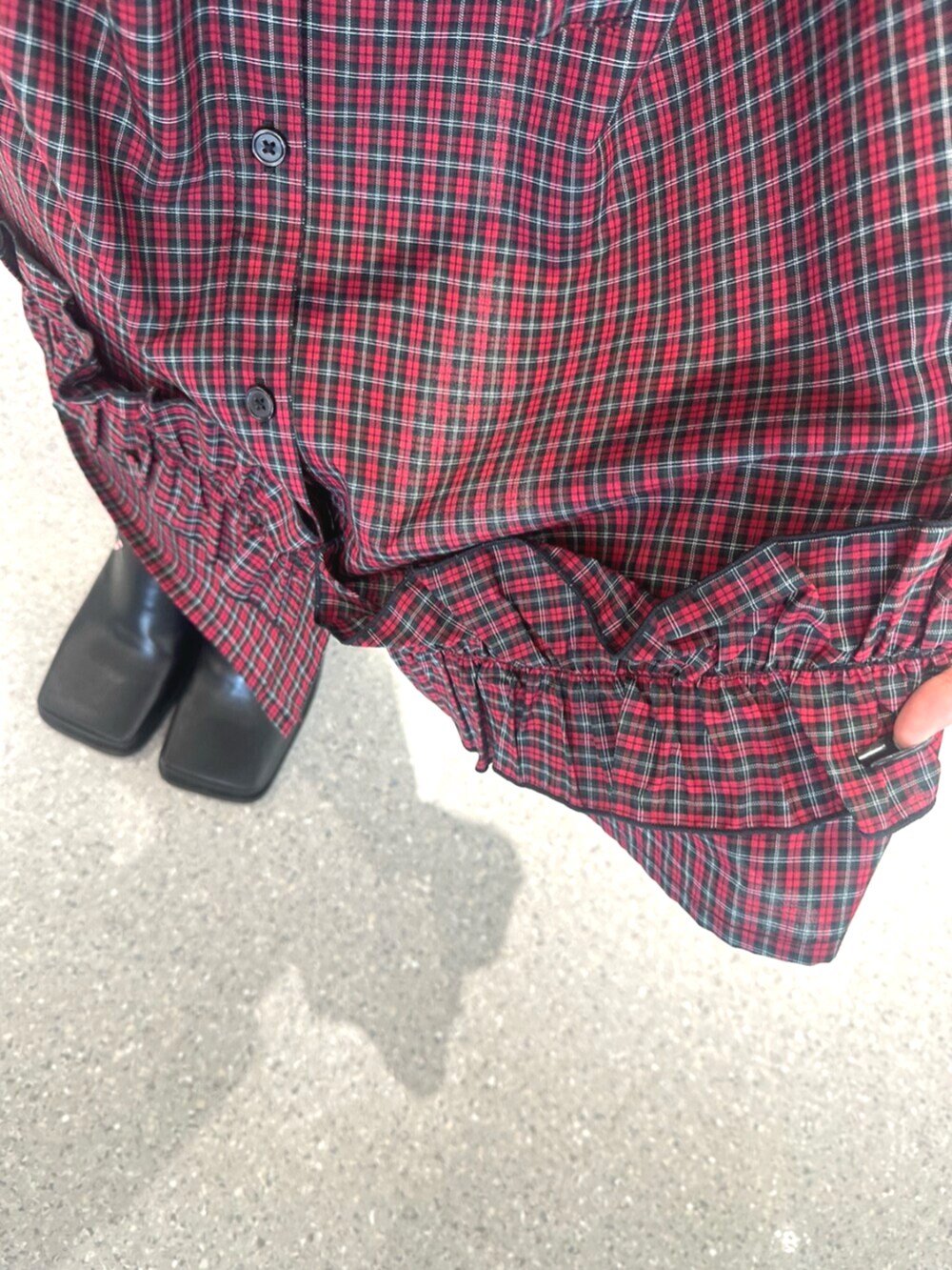 ブラック系のブーツ、レッド系のワンピース、ホワイト系のネックレスを着用したレディースの夏コーディネートの7枚目の写真