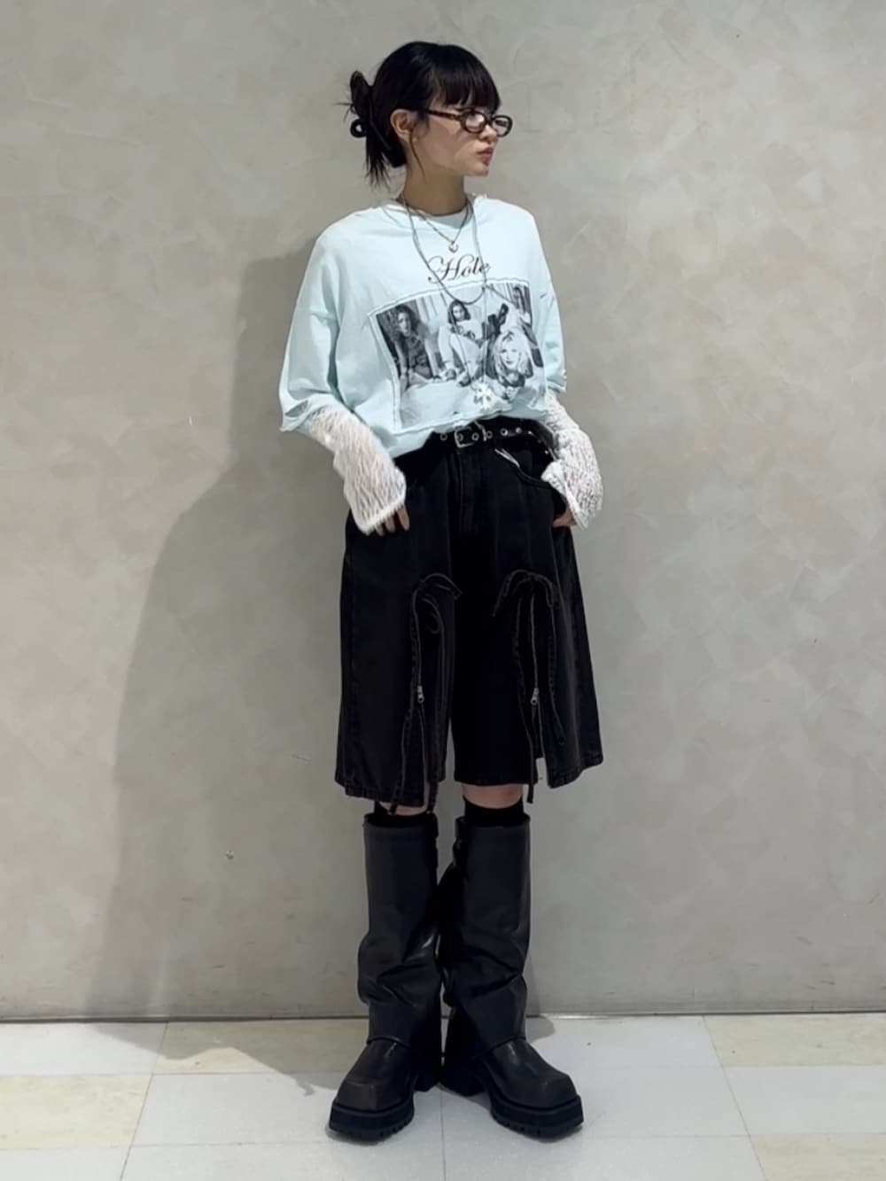 ブラック系のブーツ、ブルー系のデニムパンツ、ホワイト系のTシャツ/カットソーを着用したレディースの秋コーディネートの2枚目の写真