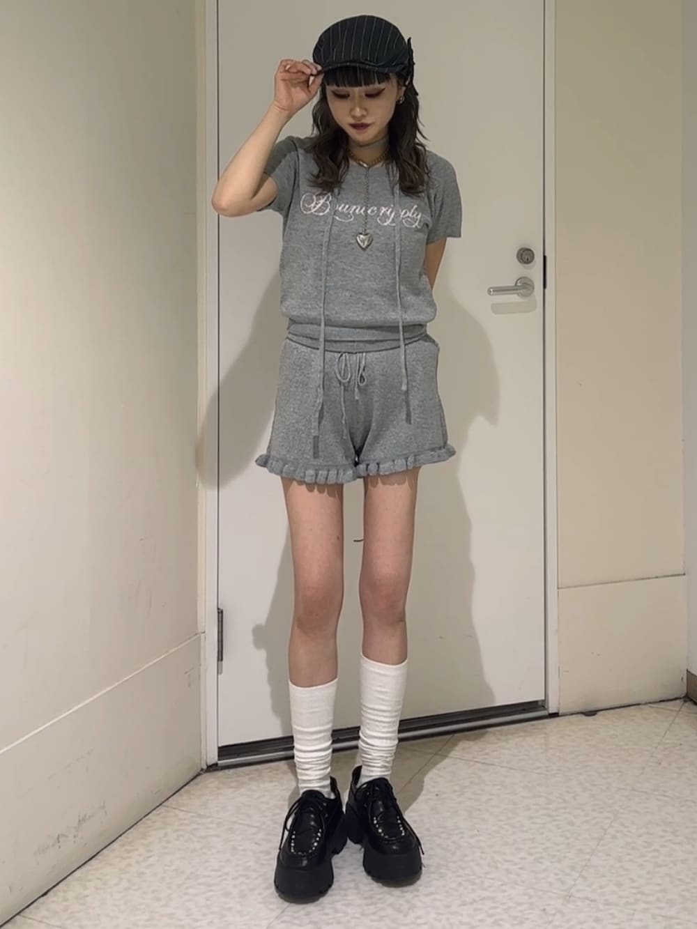 ブルー系のローファー、グレー系のその他パンツ、グレー系のTシャツ/カットソーを着用したレディースの春コーディネートの2枚目の写真