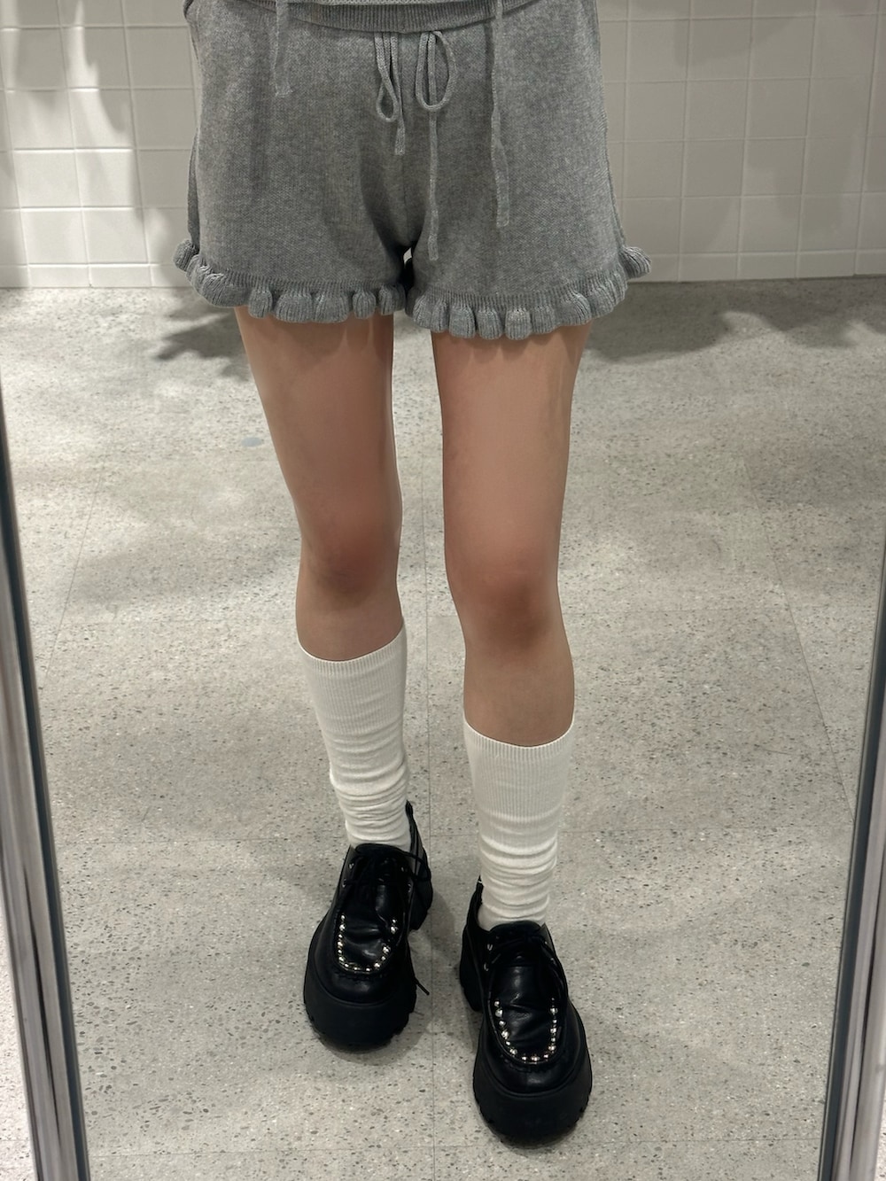 ブルー系のローファー、グレー系のその他パンツ、グレー系のTシャツ/カットソーを着用したレディースの春コーディネートの6枚目の写真