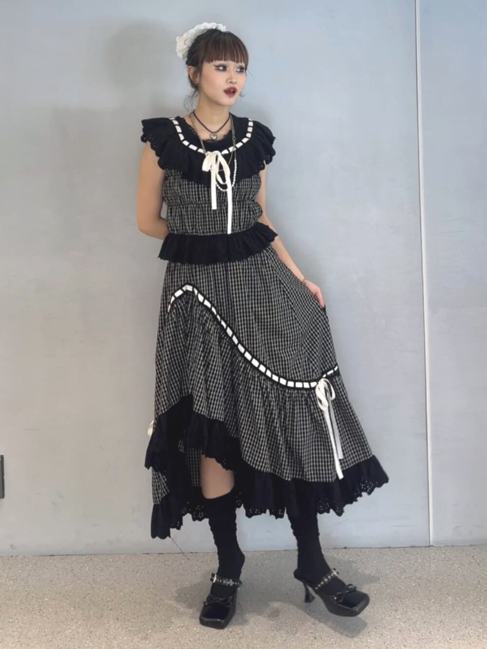 ブラック系のパンプス、ブラック系のスカート、ブラック系のシャツ/ブラウスを着用したレディースの夏コーディネートの2枚目の写真