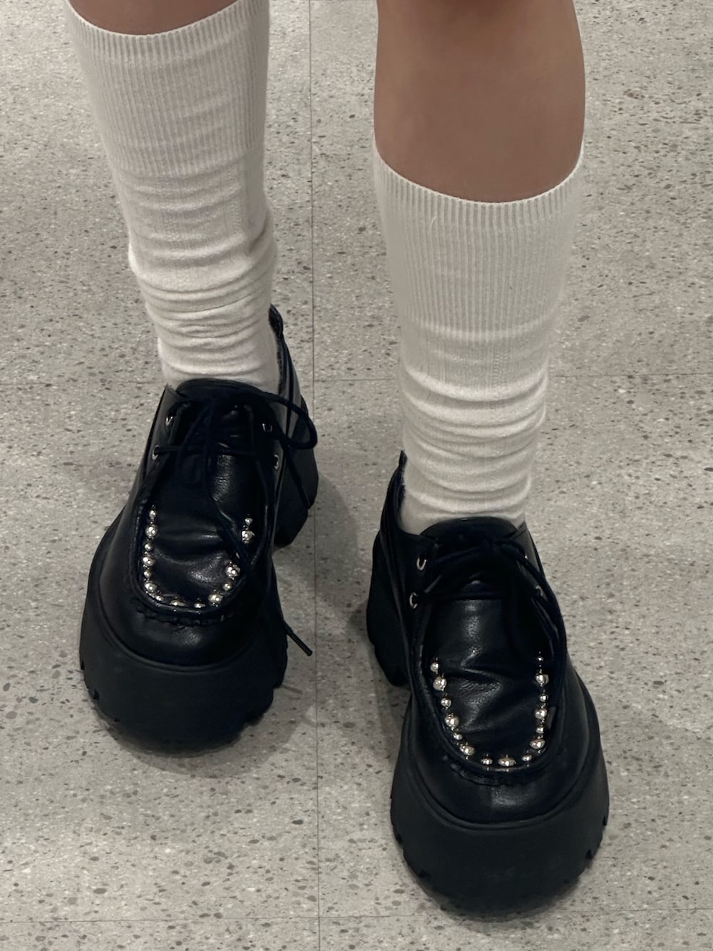 ブルー系のローファー、グレー系のその他パンツ、グレー系のTシャツ/カットソーを着用したレディースの春コーディネートの7枚目の写真