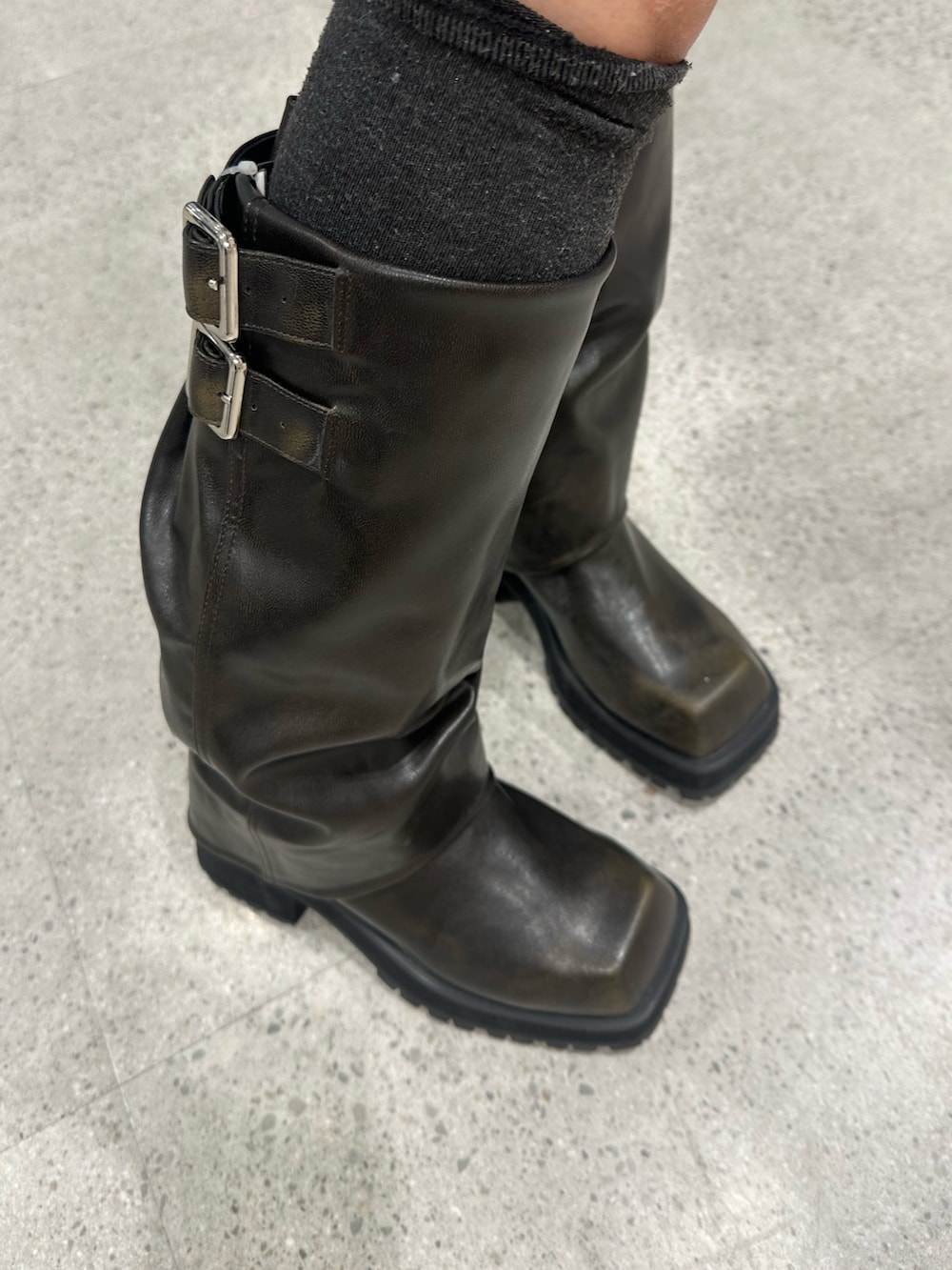 ブラック系のブーツ、ブルー系のニット/セーター、ブルー系のシャツ/ブラウスを着用したレディースの秋コーディネートの10枚目の写真
