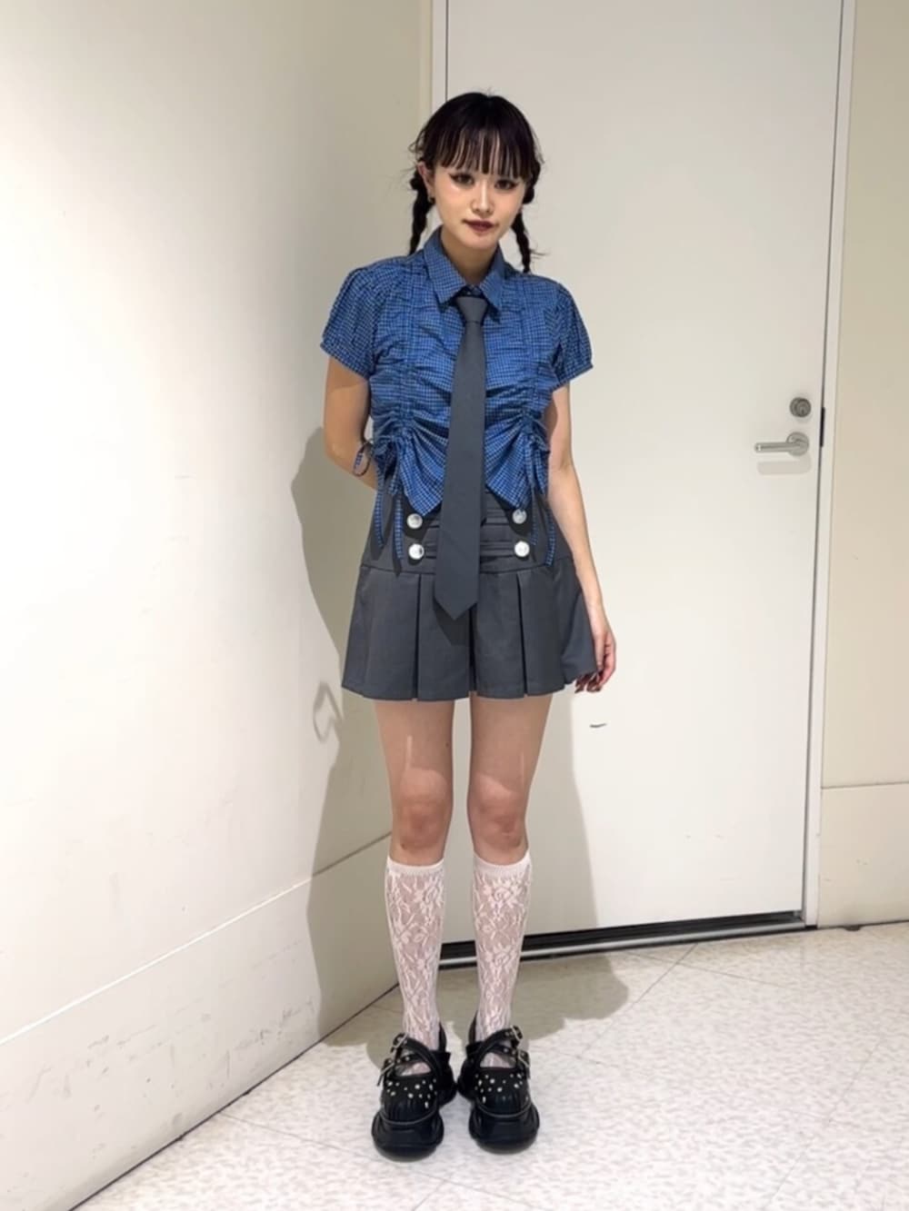 ブラック系のサンダル、グレー系のスカート、ブルー系のシャツ/ブラウスを着用したレディースの夏コーディネートの8枚目の写真