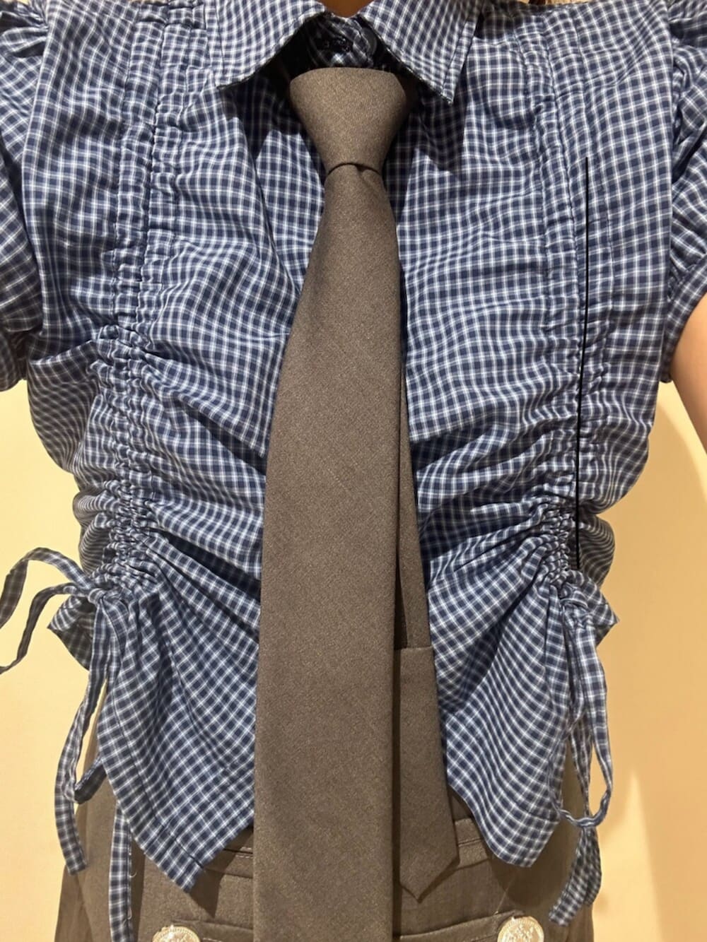 ブラック系のサンダル、グレー系のスカート、ブルー系のシャツ/ブラウスを着用したレディースの夏コーディネートの5枚目の写真
