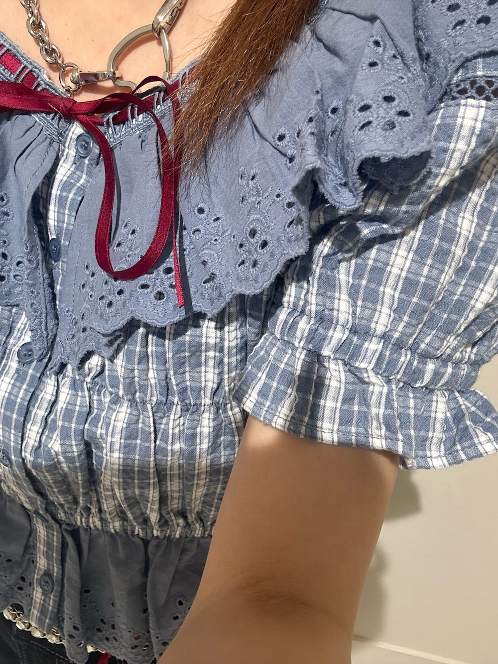 ブルー系のシャツ/ブラウス、ブルー系のデニムパンツ、ブルー系のローファーを着用したレディースの夏コーディネートの8枚目の写真