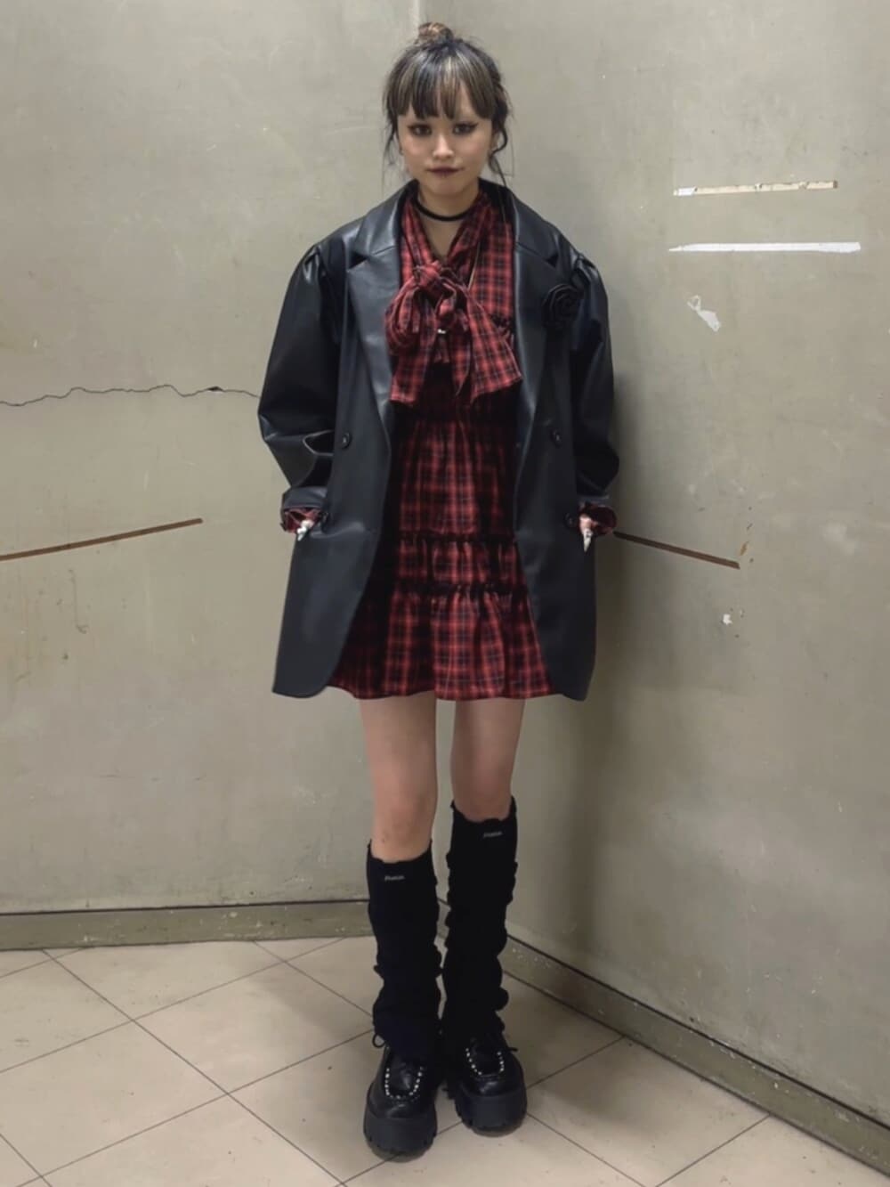 ブルー系のローファー、その他のテーラードジャケット、レッド系のワンピースを着用したレディースの冬コーディネートの3枚目の写真