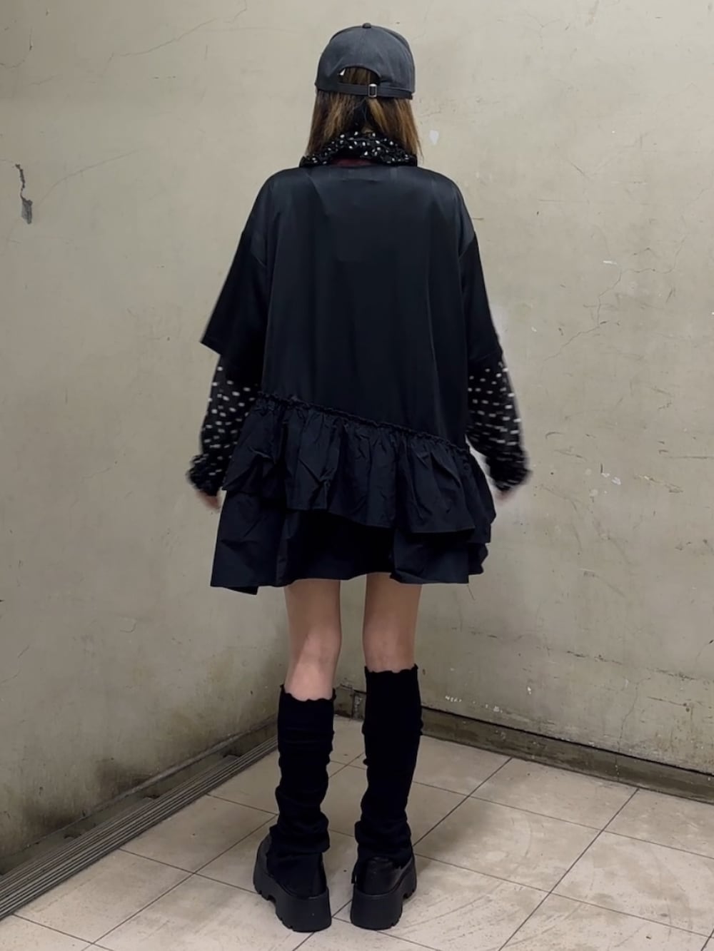 ブルー系のローファー、ブラック系のワンピース、ブラック系のシャツ/ブラウスを着用したレディースの春コーディネートの5枚目の写真