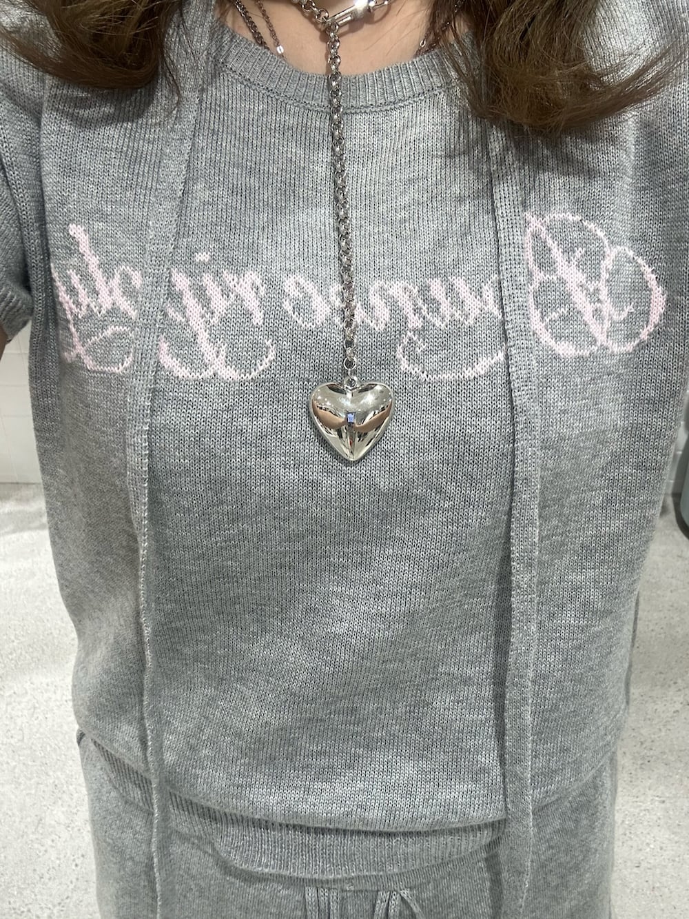 ブルー系のローファー、グレー系のその他パンツ、グレー系のTシャツ/カットソーを着用したレディースの春コーディネートの5枚目の写真