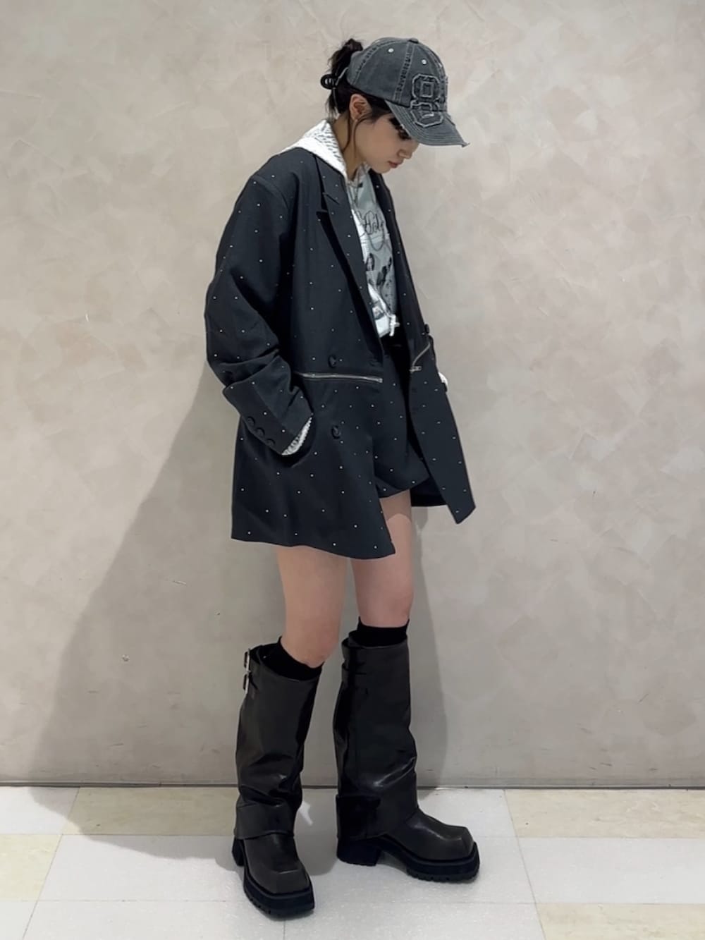 グレー系のその他パンツ、ホワイト系のTシャツ/カットソー、ブルー系のTシャツ/カットソーを着用したレディースの秋コーディネートの3枚目の写真