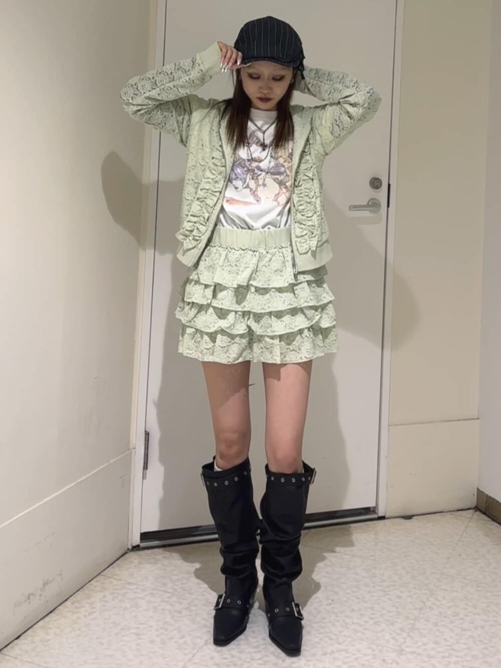 グリーン系のパーカー、グリーン系のスカート、ホワイト系のTシャツ/カットソーを着用したレディースの春コーディネートの3枚目の写真