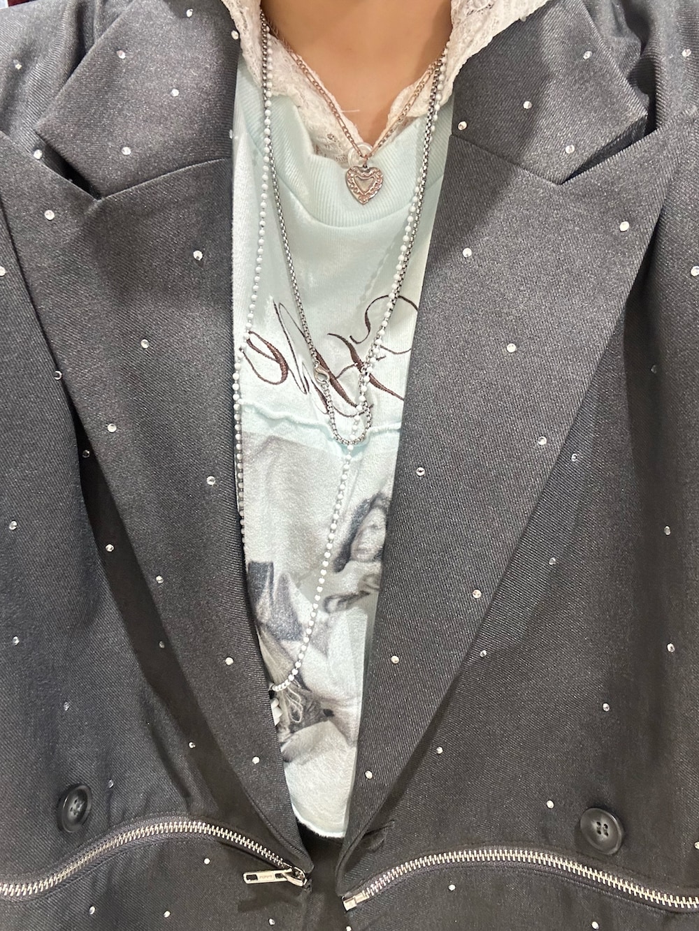 グレー系のその他パンツ、ホワイト系のTシャツ/カットソー、ブルー系のTシャツ/カットソーを着用したレディースの秋コーディネートの6枚目の写真