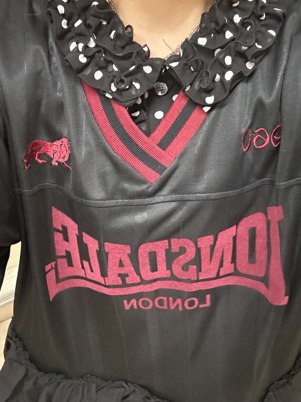 ブルー系のローファー、ブラック系のワンピース、ブラック系のシャツ/ブラウスを着用したレディースの春コーディネートの6枚目の写真