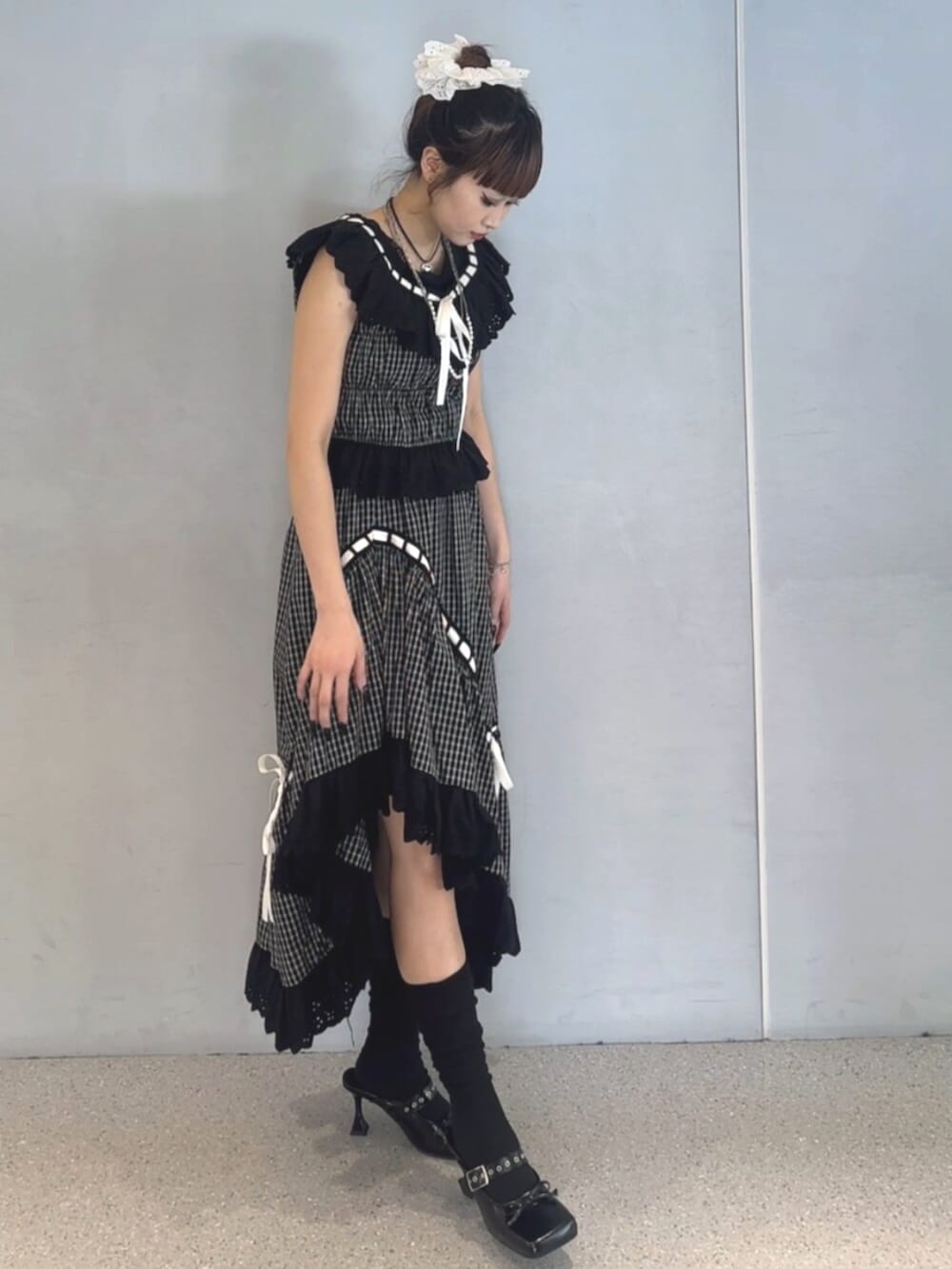 ブラック系のパンプス、ブラック系のスカート、ブラック系のシャツ/ブラウスを着用したレディースの夏コーディネートの4枚目の写真