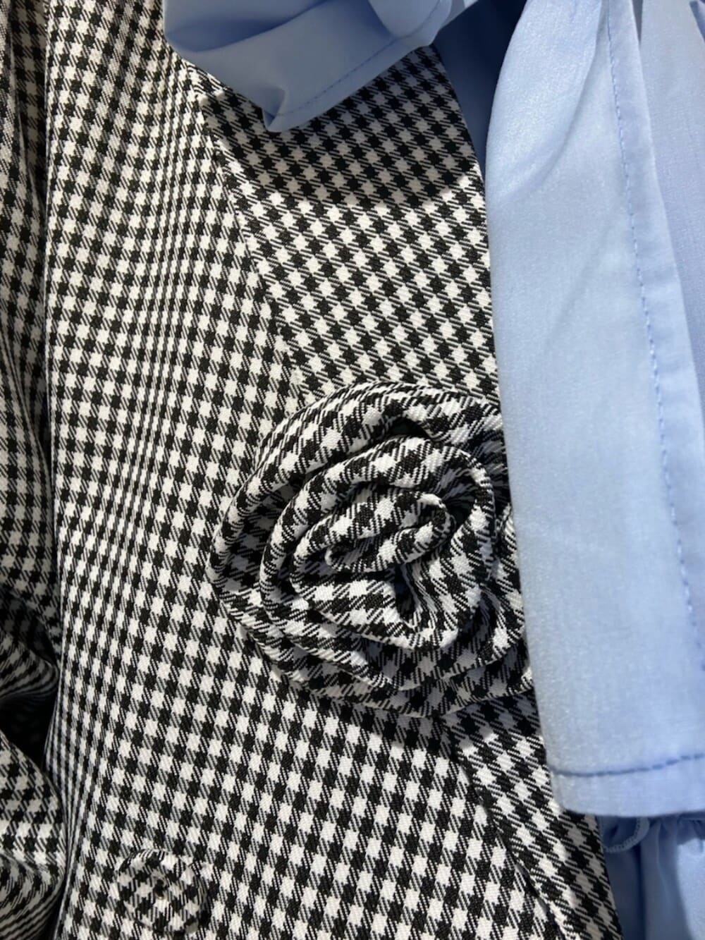 ブルー系のローファー、その他のテーラードジャケット、その他のスカートを着用したレディースの冬コーディネートの6枚目の写真