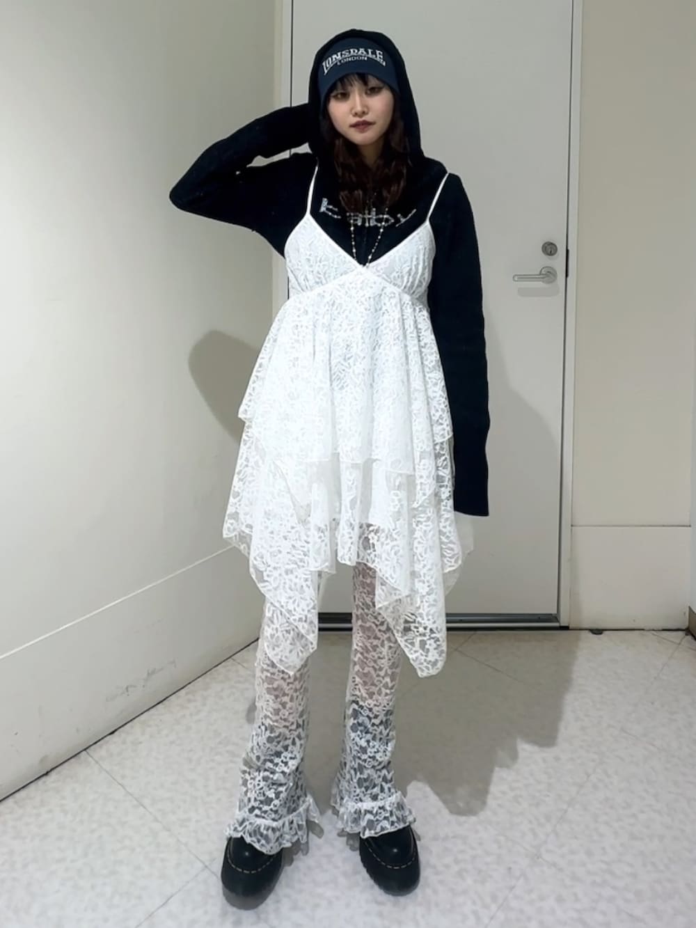 ホワイト系のその他パンツ、イエロー系のパーカー、ホワイト系のワンピースを着用したレディースの冬コーディネートの2枚目の写真