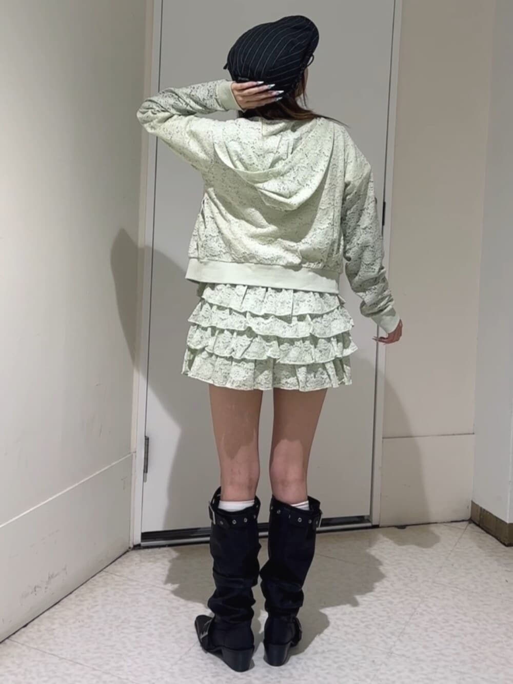 グリーン系のパーカー、グリーン系のスカート、ホワイト系のTシャツ/カットソーを着用したレディースの春コーディネートの5枚目の写真