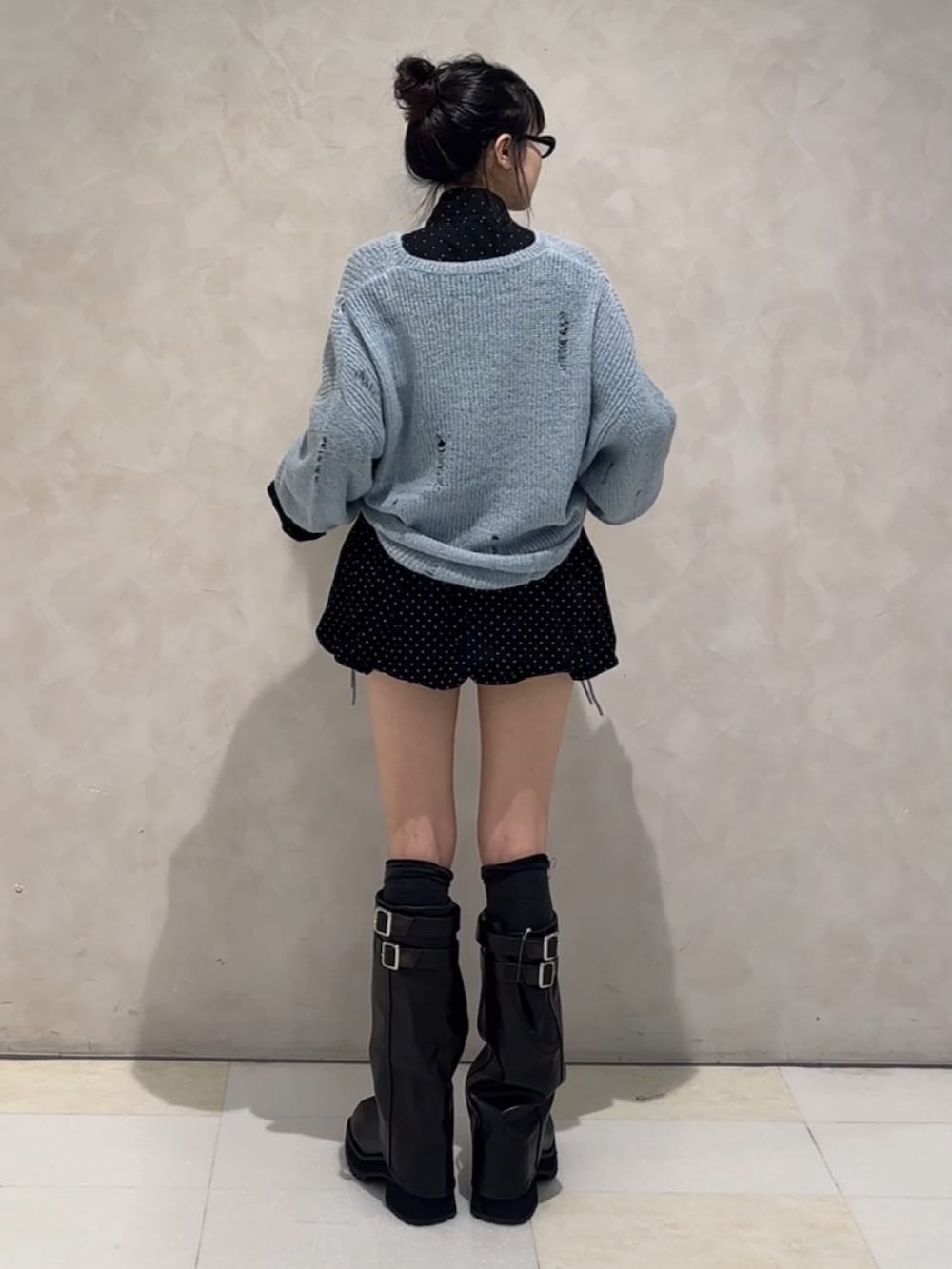 ブラック系のブーツ、ブルー系のニット/セーター、ブルー系のシャツ/ブラウスを着用したレディースの秋コーディネートの4枚目の写真