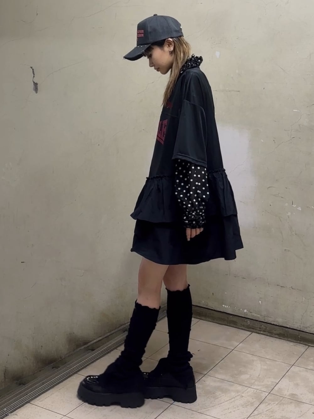 ブルー系のローファー、ブラック系のワンピース、ブラック系のシャツ/ブラウスを着用したレディースの春コーディネートの4枚目の写真