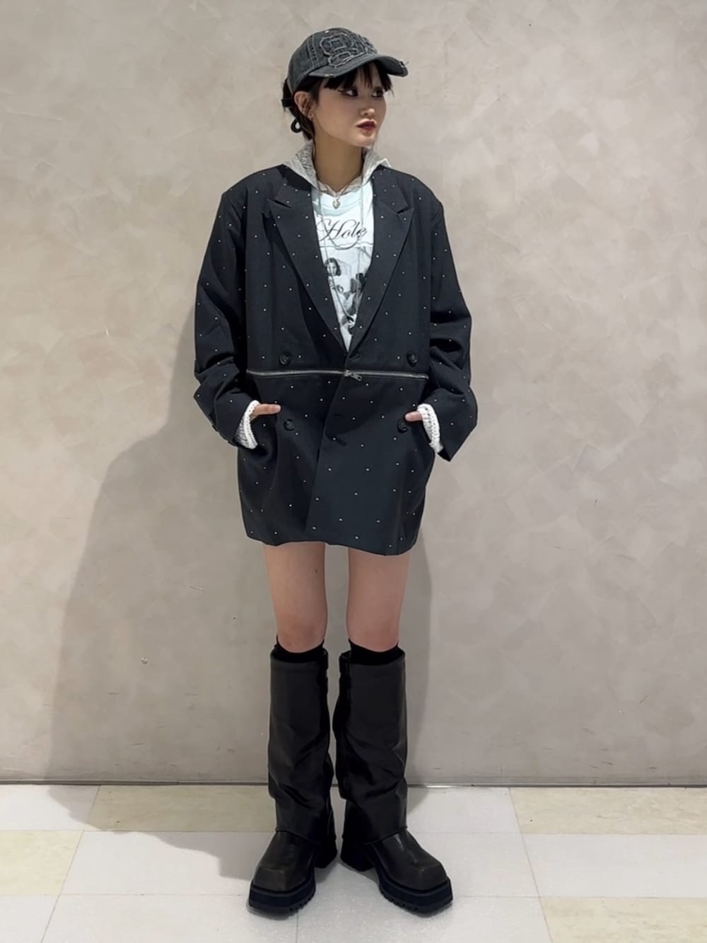 グレー系のその他パンツ、ホワイト系のTシャツ/カットソー、ブルー系のTシャツ/カットソーを着用したレディースの秋コーディネートの2枚目の写真