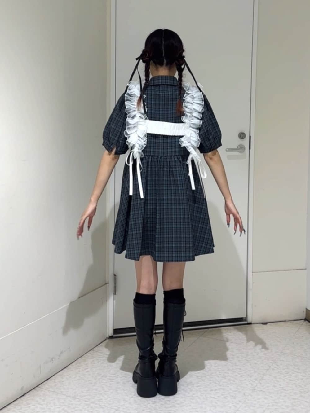 ブラック系のブーツ、ブルー系のワンピース、ホワイト系のベルトを着用したレディースの夏コーディネートの5枚目の写真
