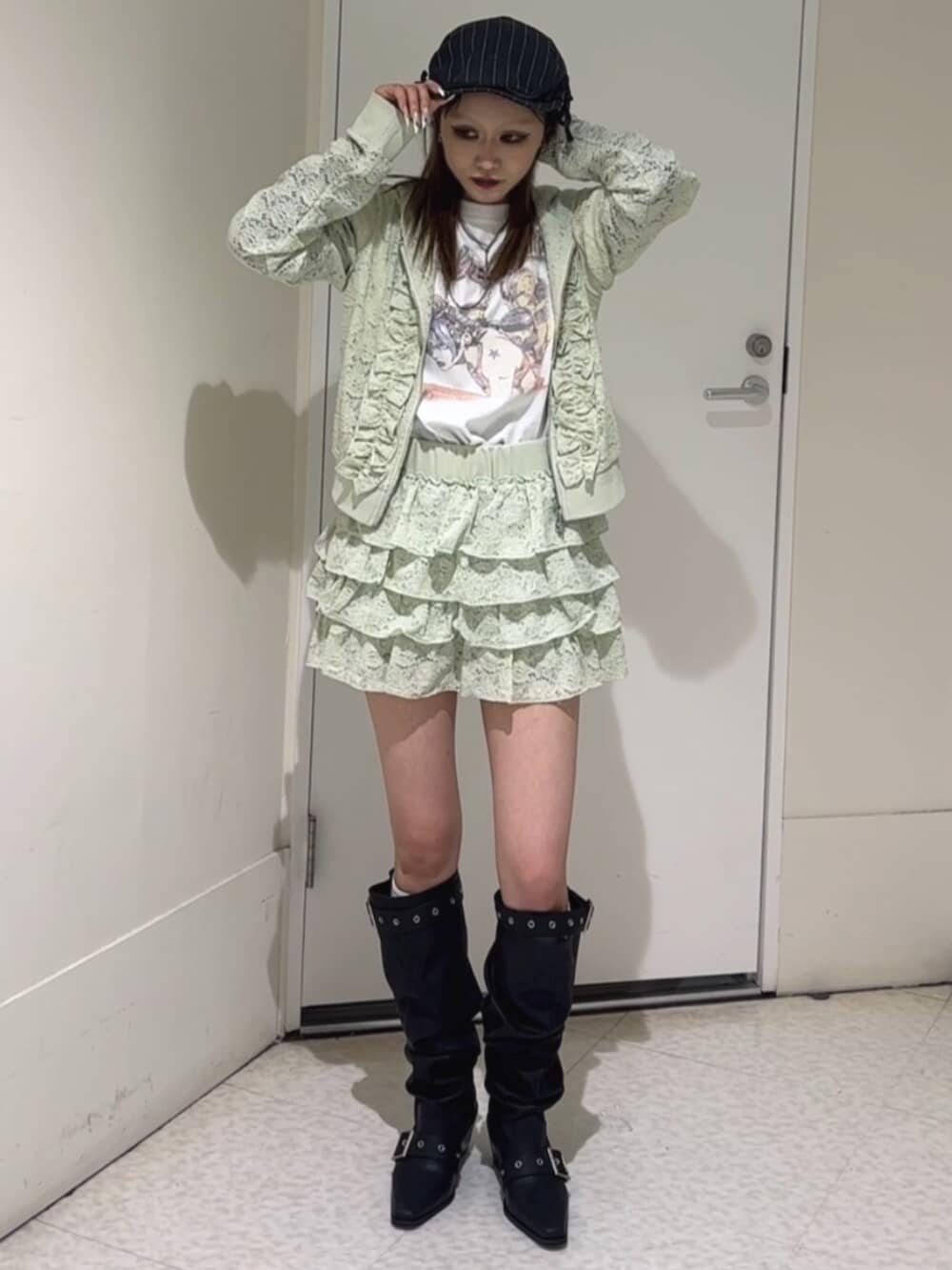 グリーン系のパーカー、グリーン系のスカート、ホワイト系のTシャツ/カットソーを着用したレディースの春コーディネートの2枚目の写真