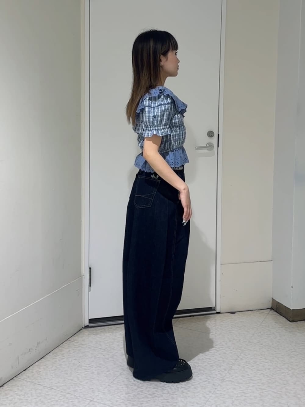 ブルー系のシャツ/ブラウス、ブルー系のデニムパンツ、ブルー系のローファーを着用したレディースの夏コーディネートの5枚目の写真