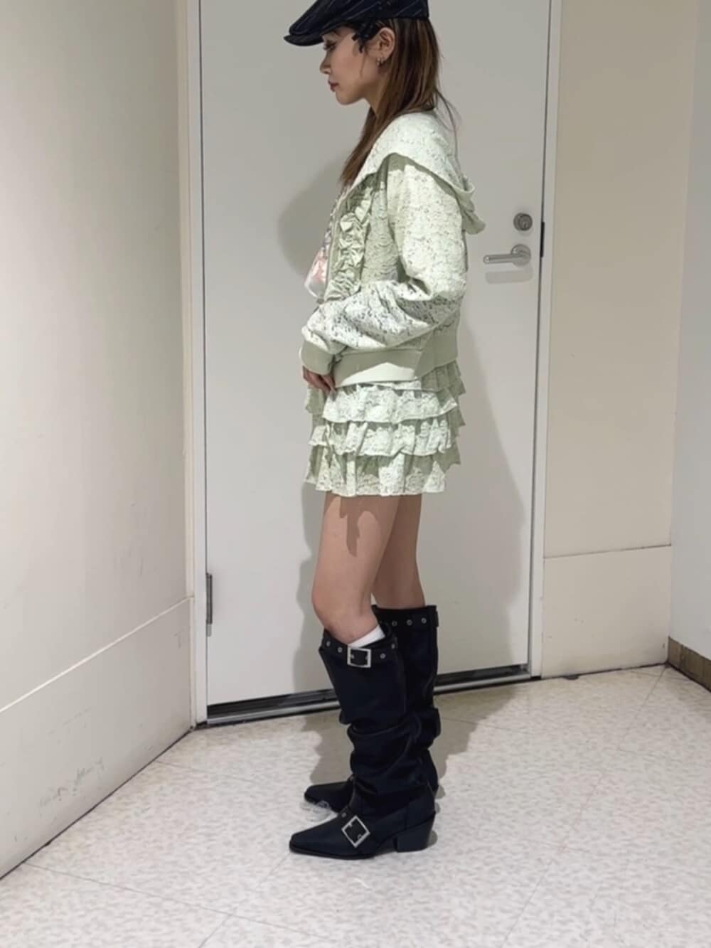 グリーン系のパーカー、グリーン系のスカート、ホワイト系のTシャツ/カットソーを着用したレディースの春コーディネートの4枚目の写真