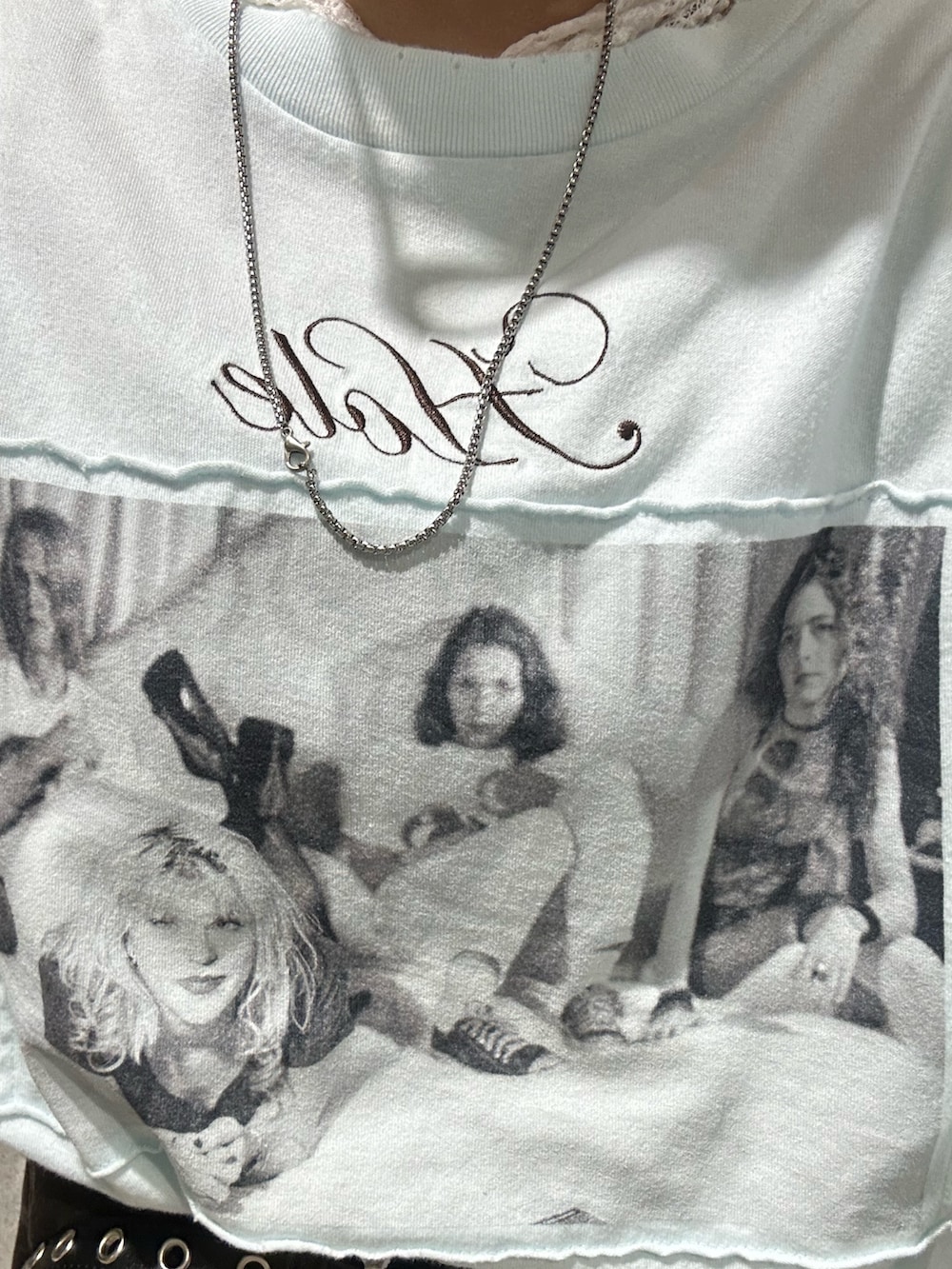 グレー系のその他パンツ、ホワイト系のTシャツ/カットソー、ブルー系のTシャツ/カットソーを着用したレディースの秋コーディネートの8枚目の写真