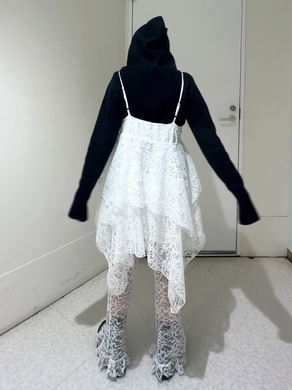 ホワイト系のその他パンツ、イエロー系のパーカー、ホワイト系のワンピースを着用したレディースの冬コーディネートの5枚目の写真