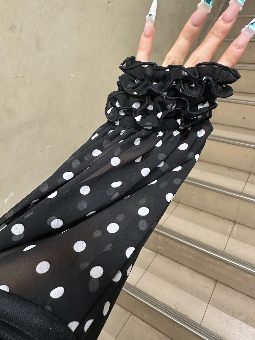 ブルー系のローファー、ブラック系のワンピース、ブラック系のシャツ/ブラウスを着用したレディースの春コーディネートの7枚目の写真