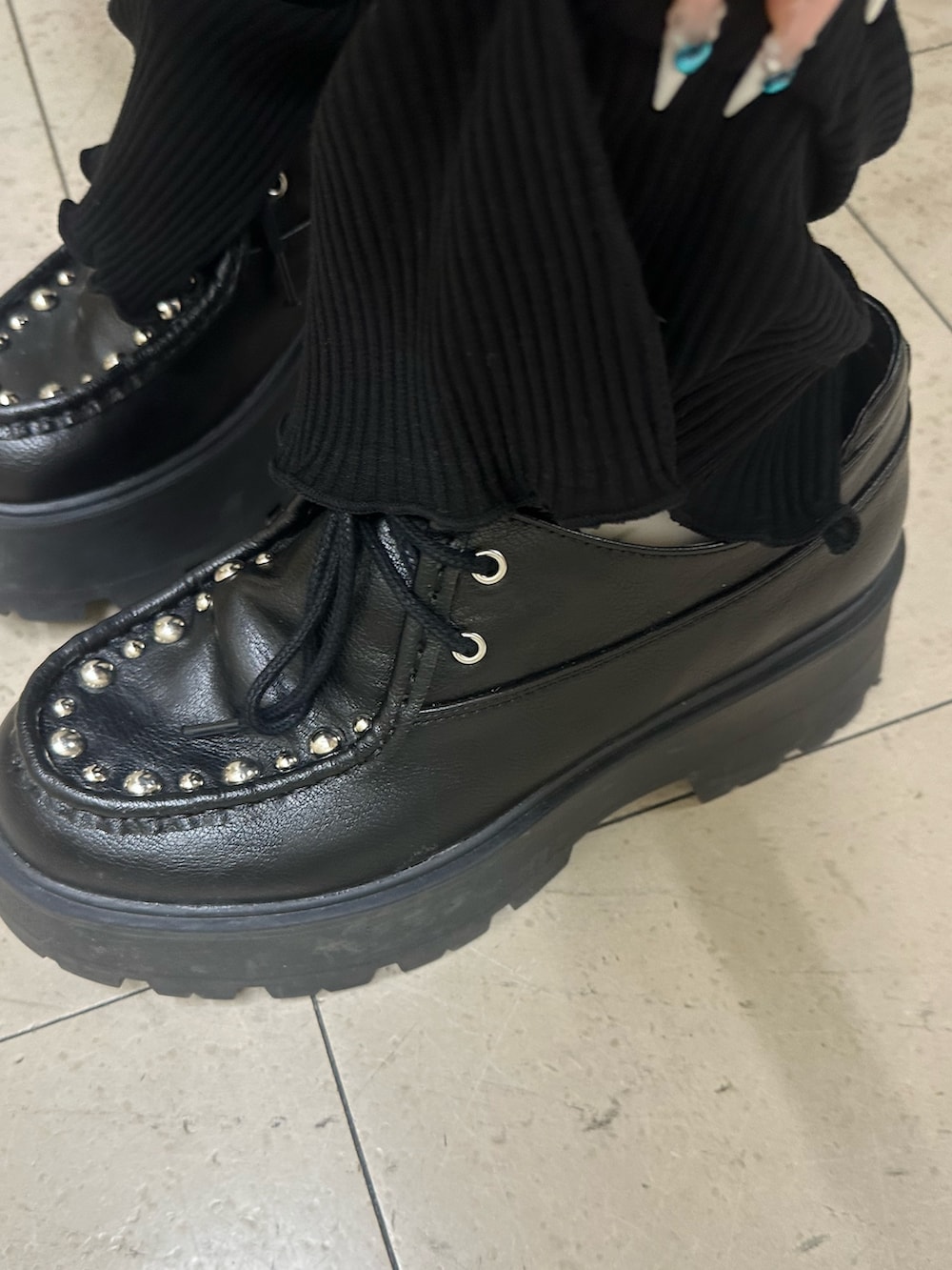 ホワイト系のパーカー、ブルー系のローファー、ホワイト系のスウェットパンツを着用したレディースの春コーディネートの6枚目の写真