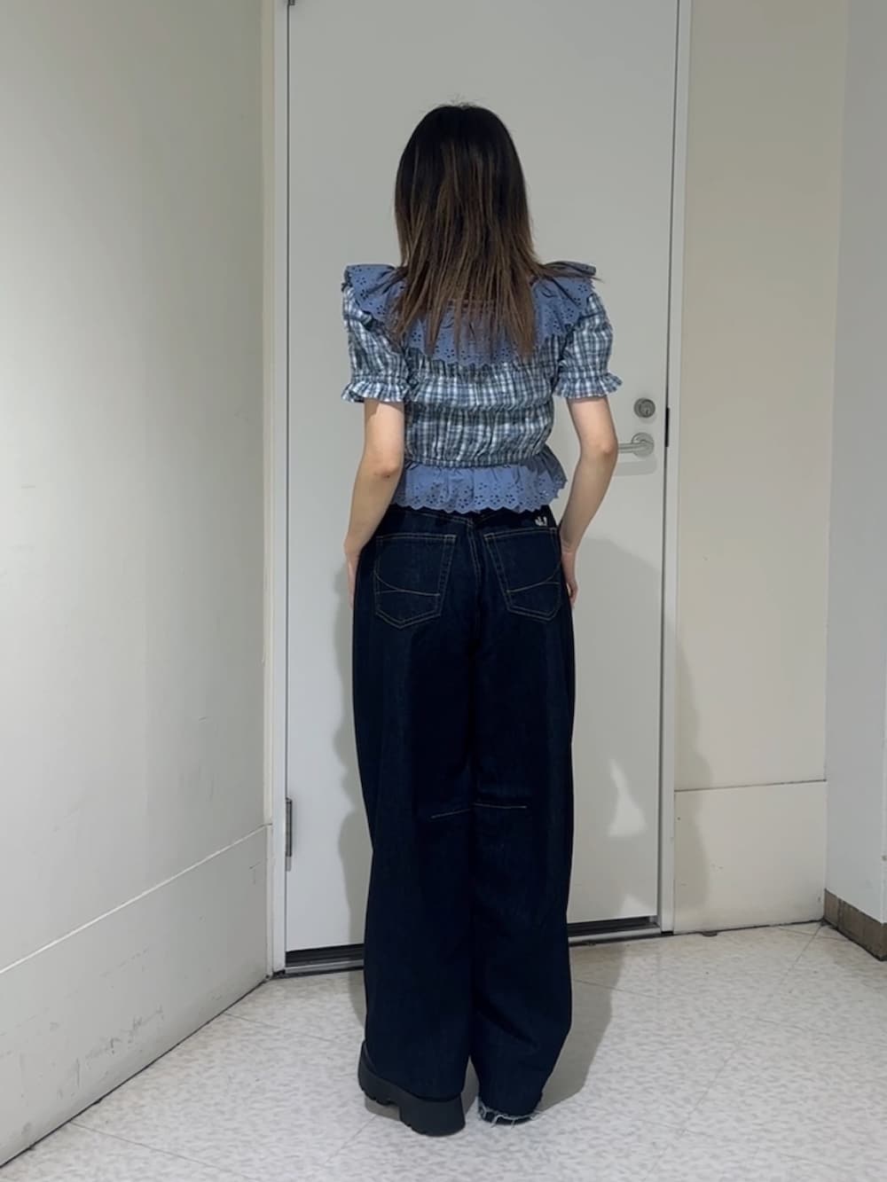 ブルー系のシャツ/ブラウス、ブルー系のデニムパンツ、ブルー系のローファーを着用したレディースの夏コーディネートの6枚目の写真