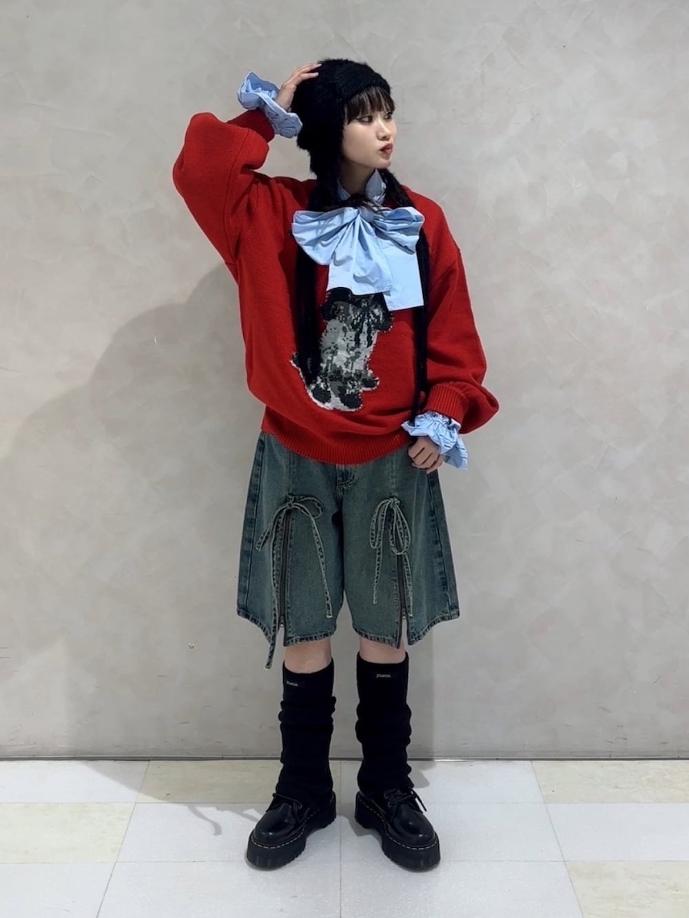 ブルー系のシャツ/ブラウス、レッド系のニット/セーター、ブルー系のデニムパンツを着用したレディースの秋コーディネートの2枚目の写真