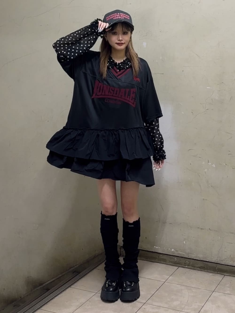 ブルー系のローファー、ブラック系のワンピース、ブラック系のシャツ/ブラウスを着用したレディースの春コーディネートの2枚目の写真