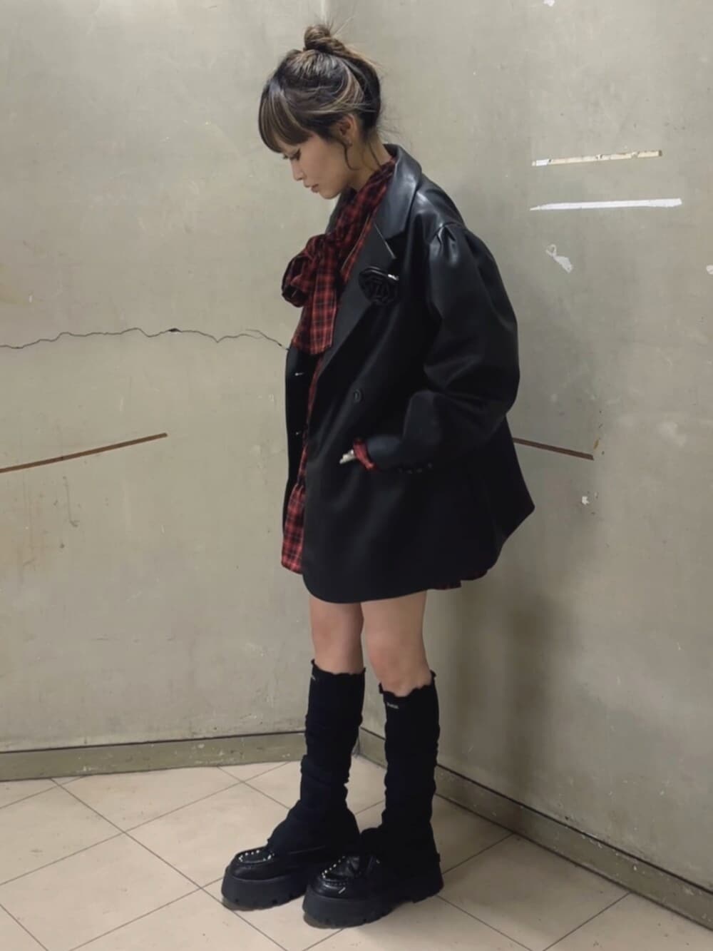 ブルー系のローファー、その他のテーラードジャケット、レッド系のワンピースを着用したレディースの冬コーディネートの4枚目の写真