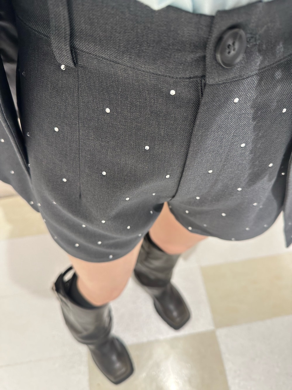 グレー系のその他パンツ、ホワイト系のTシャツ/カットソー、ブルー系のTシャツ/カットソーを着用したレディースの秋コーディネートの9枚目の写真