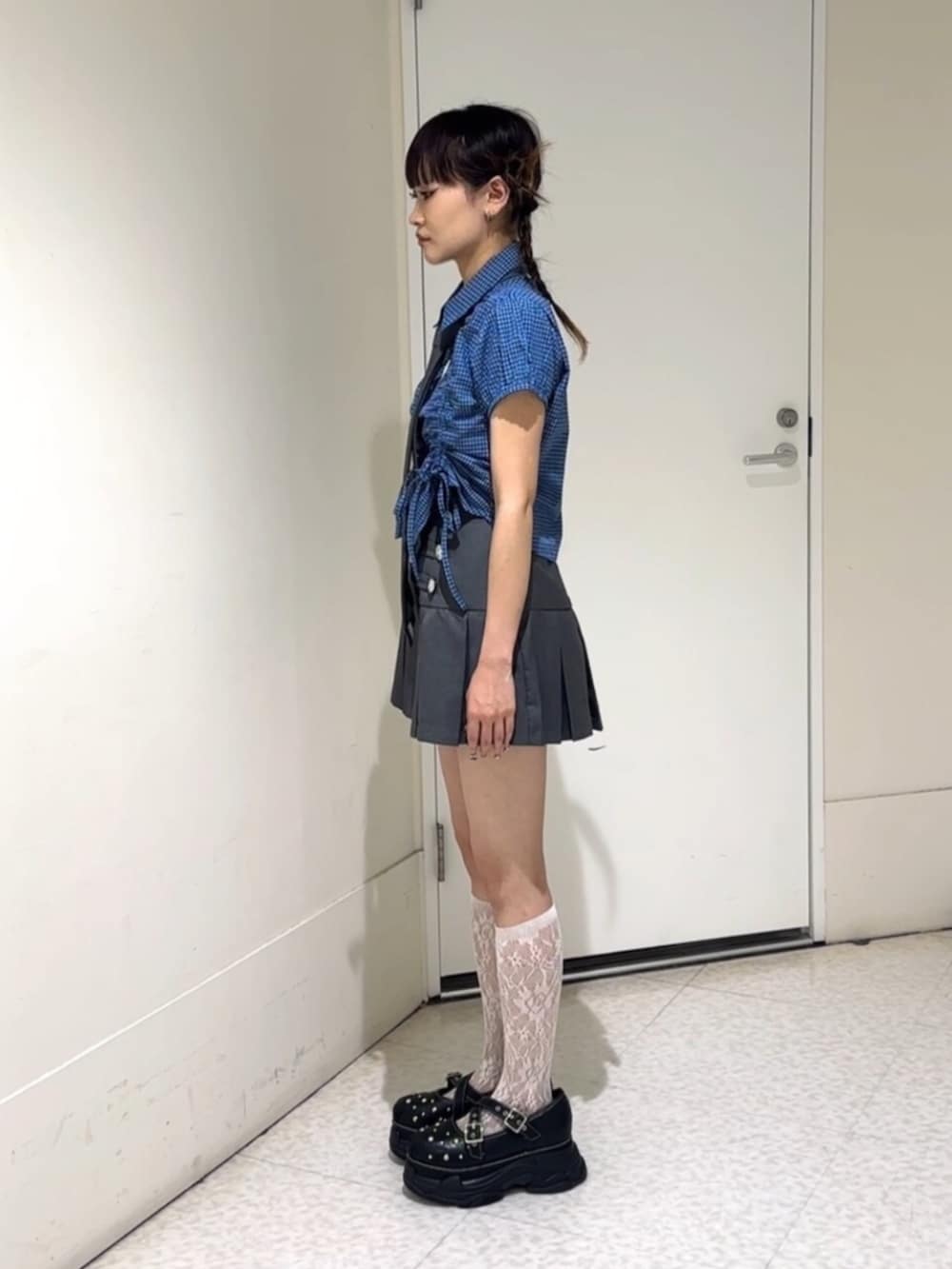 ブラック系のサンダル、グレー系のスカート、ブルー系のシャツ/ブラウスを着用したレディースの夏コーディネートの3枚目の写真