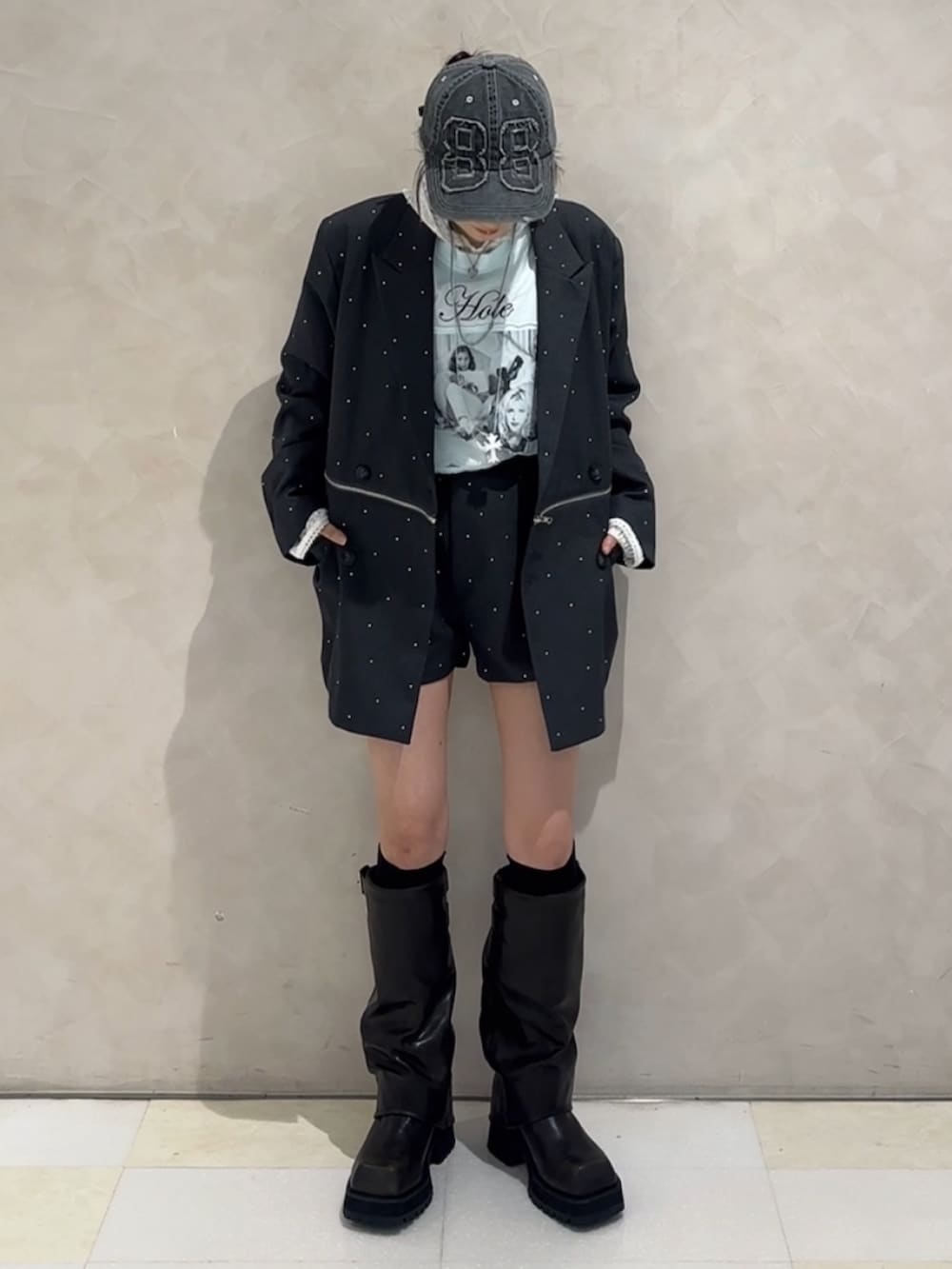 グレー系のその他パンツ、ホワイト系のTシャツ/カットソー、ブルー系のTシャツ/カットソーを着用したレディースの秋コーディネートの5枚目の写真