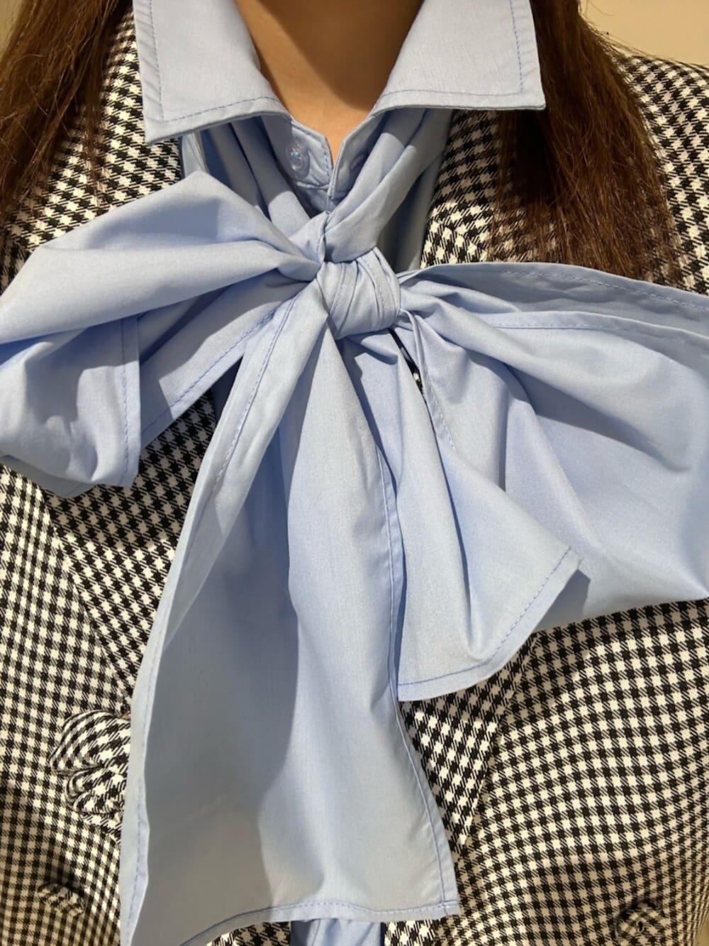 ブルー系のローファー、その他のテーラードジャケット、その他のスカートを着用したレディースの冬コーディネートの5枚目の写真